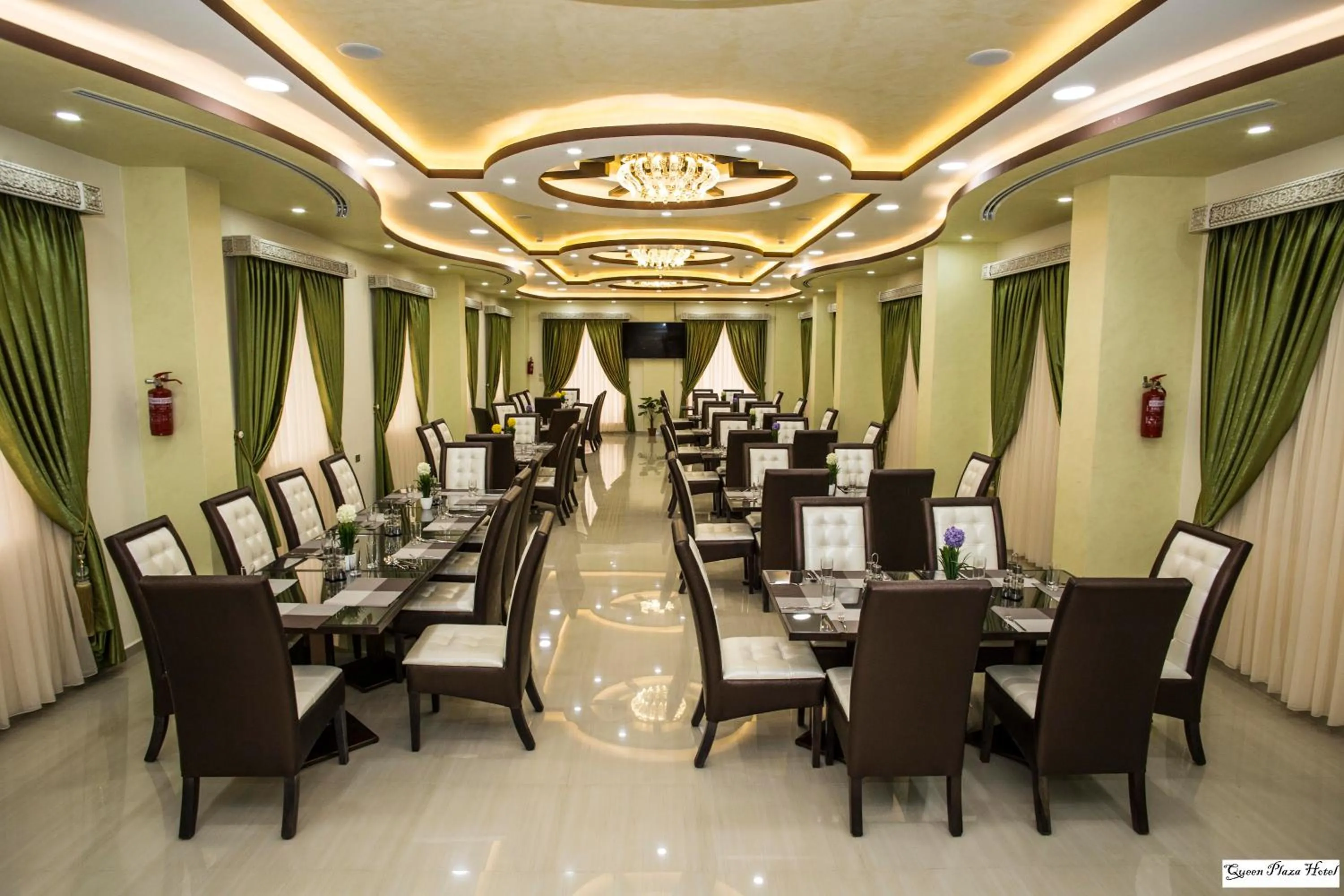 Restaurant/places to eat in Queen Plaza Hotel