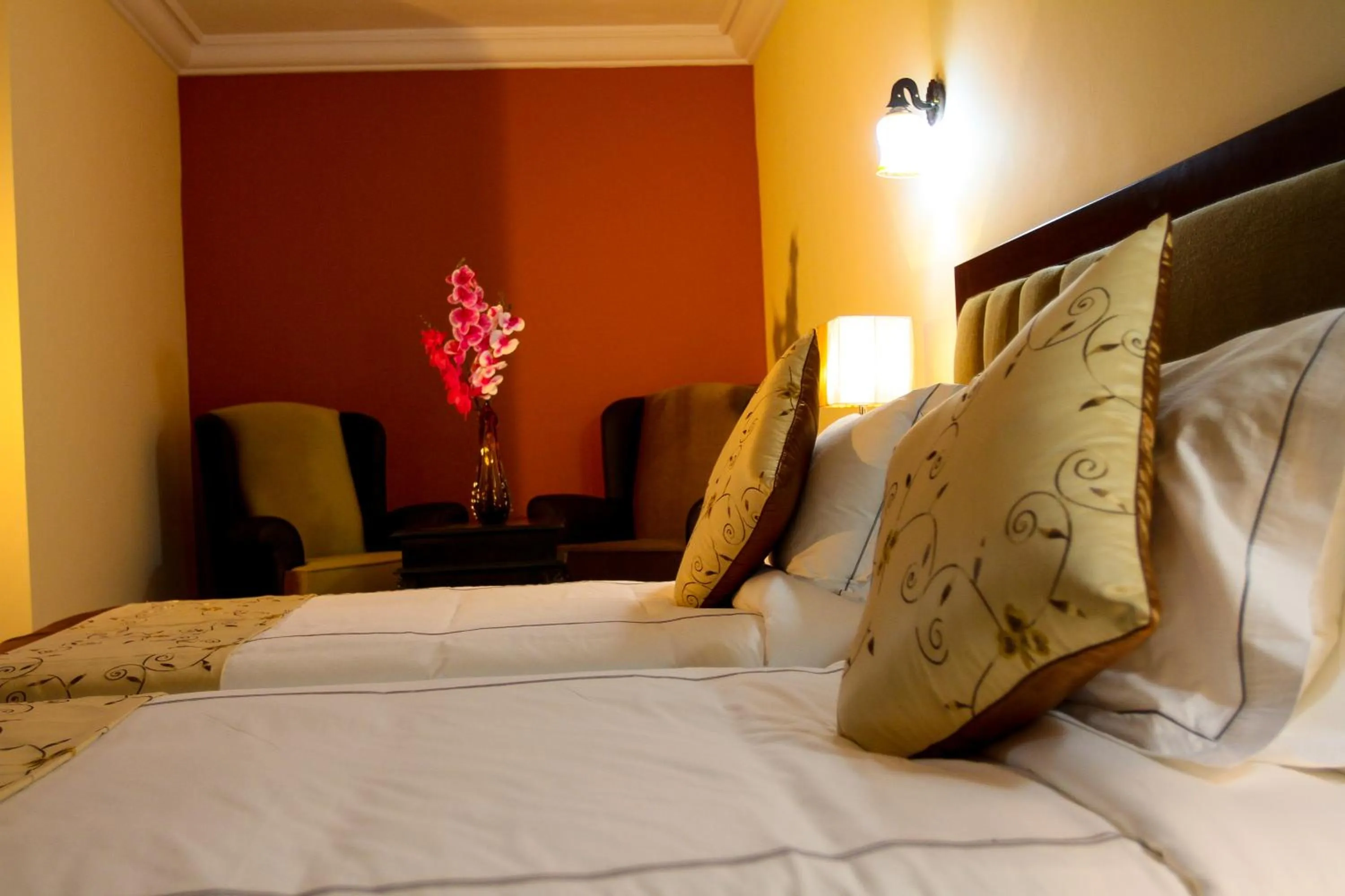 Living room, Bed in Queen Plaza Hotel