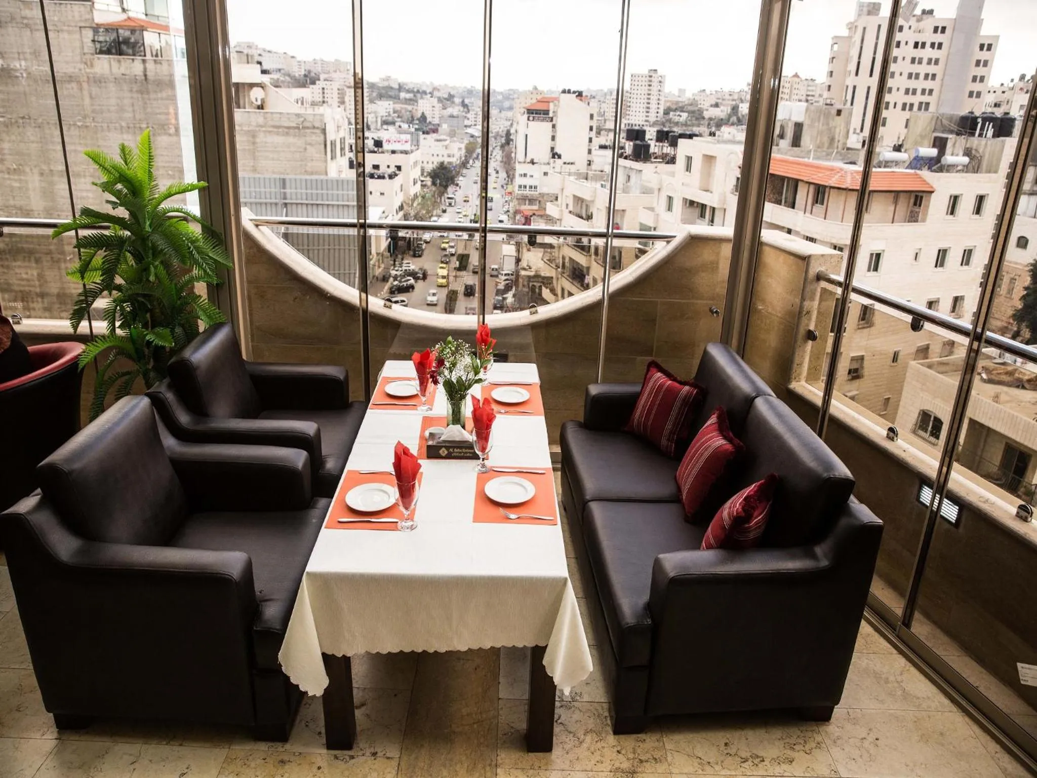 Restaurant/places to eat in Queen Plaza Hotel