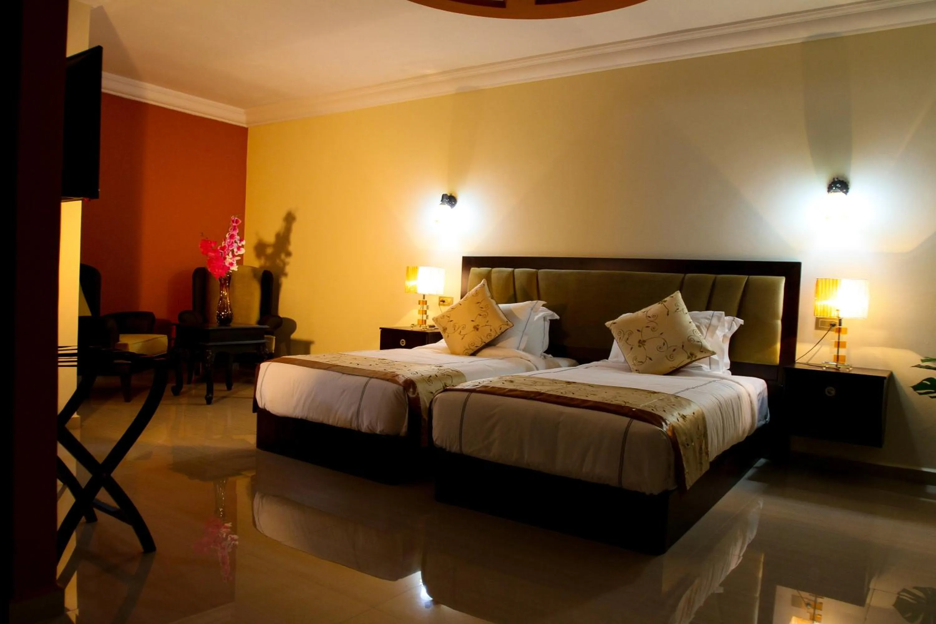 Bedroom, Bed in Queen Plaza Hotel