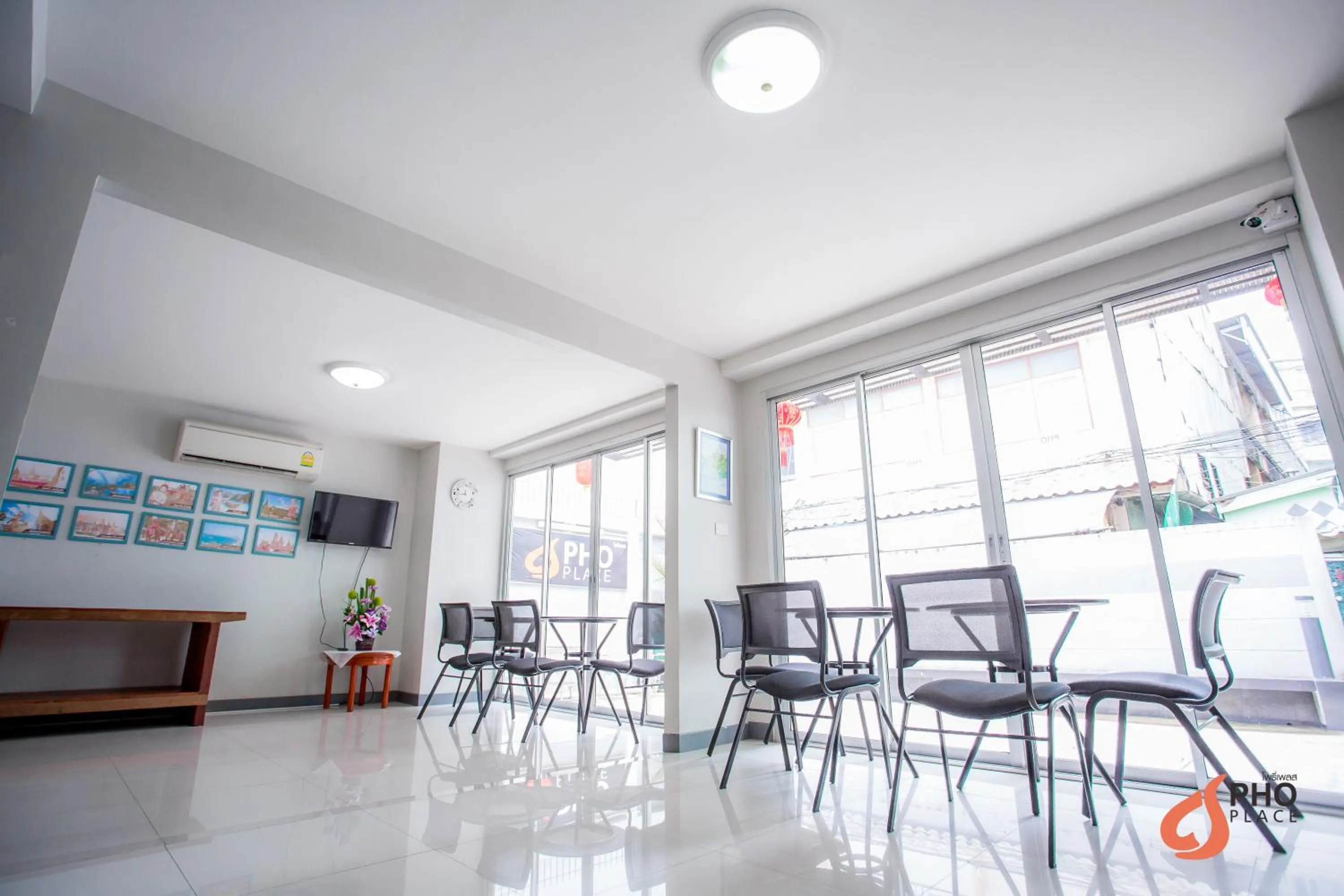 Communal lounge/ TV room in Pho Place