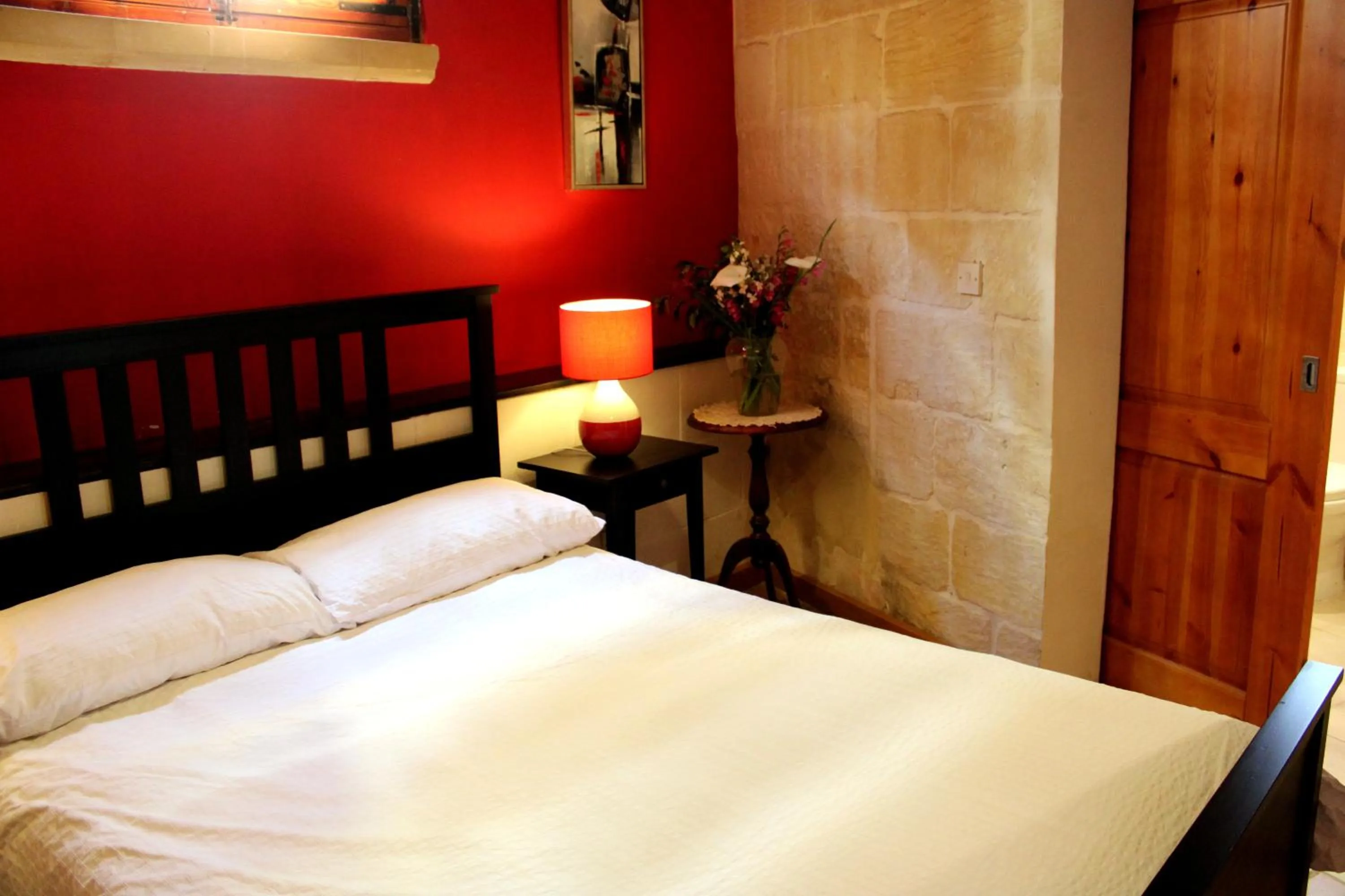 Night, Bed in Il-Wileġ Bed & Breakfast