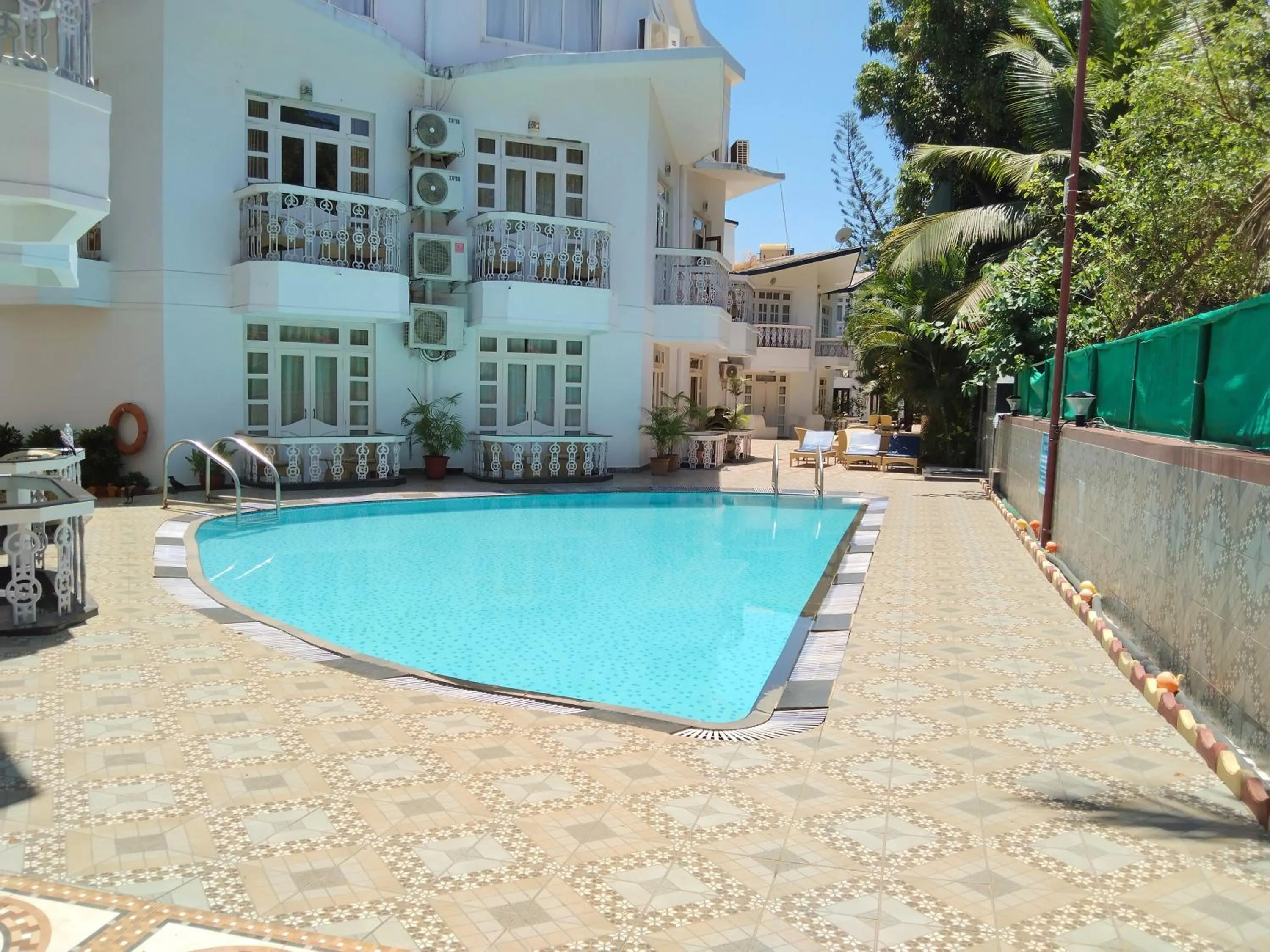 Swimming pool in Sunset Beach Resort