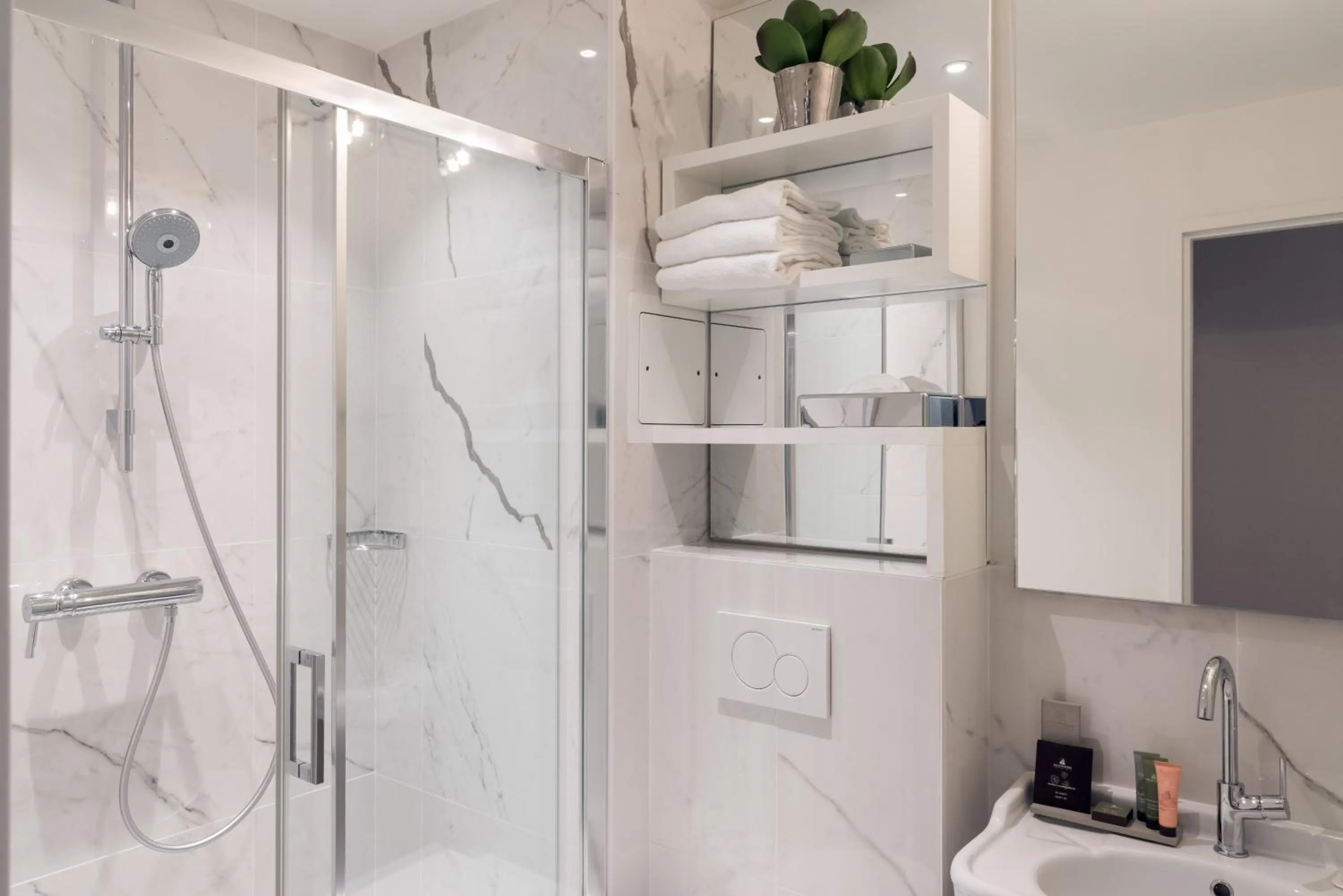 Bathroom in Hotel 34B - Astotel