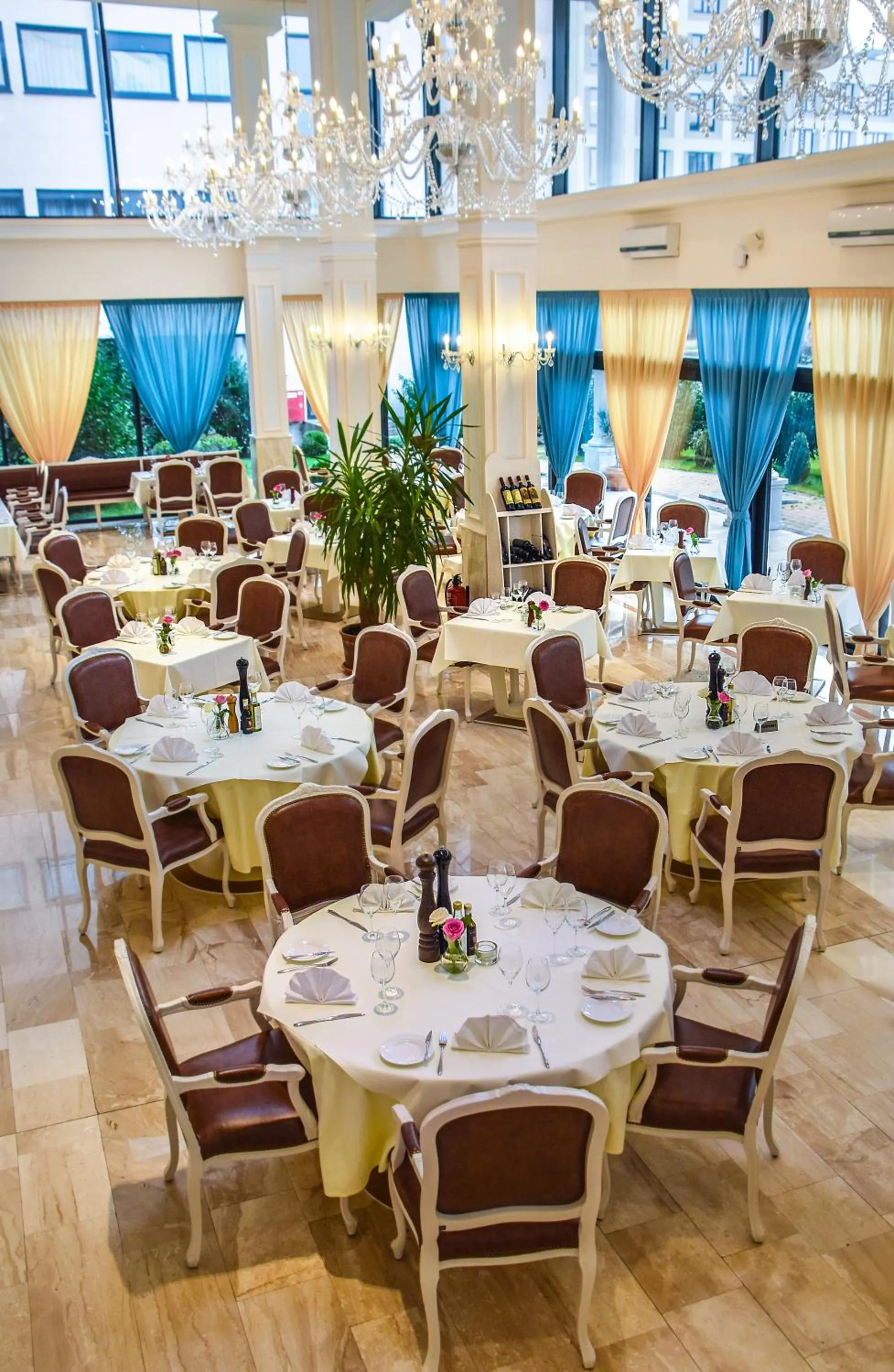 Restaurant/places to eat in Grand Hotel Palladium