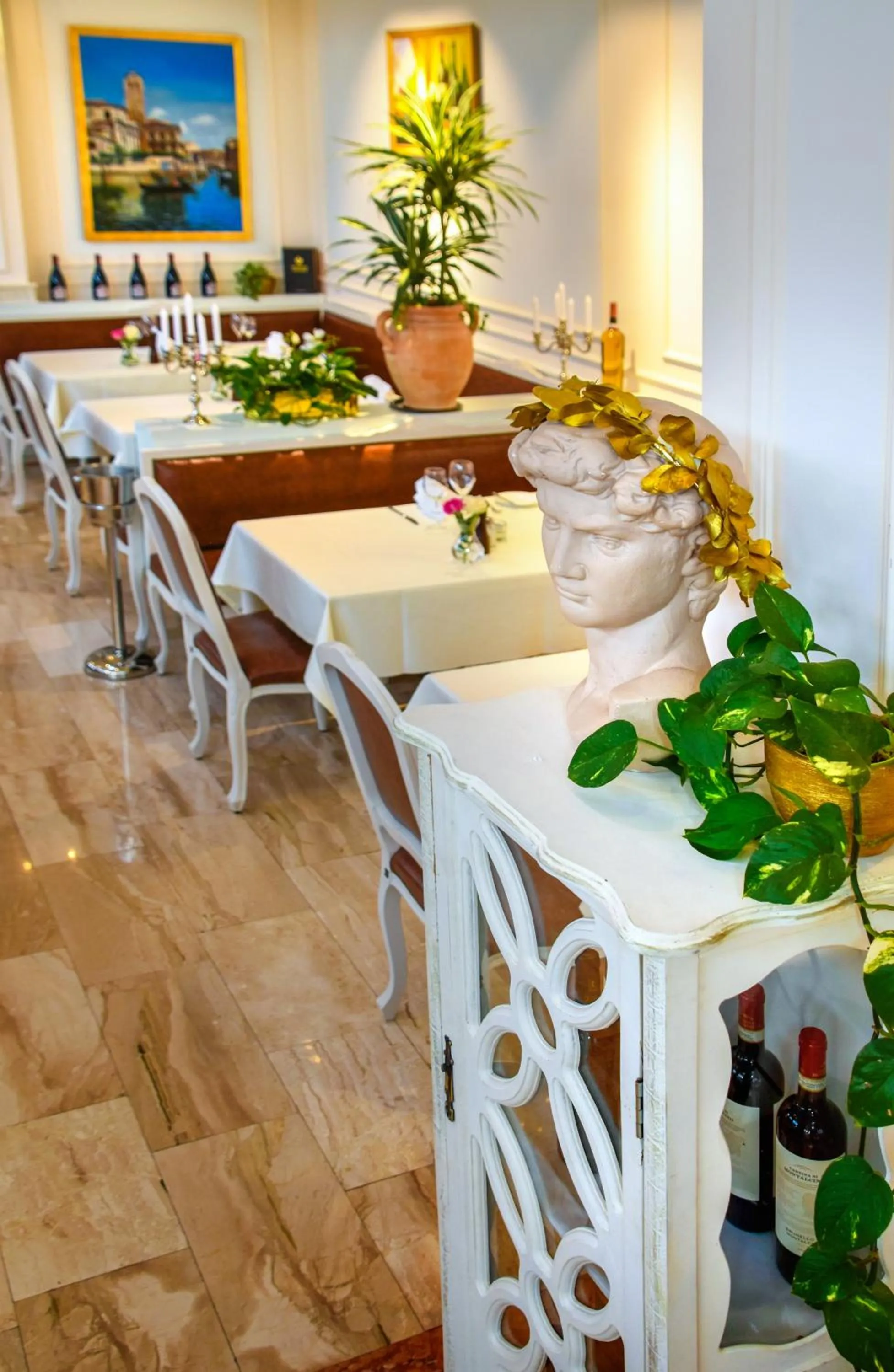 Restaurant/places to eat in Grand Hotel Palladium