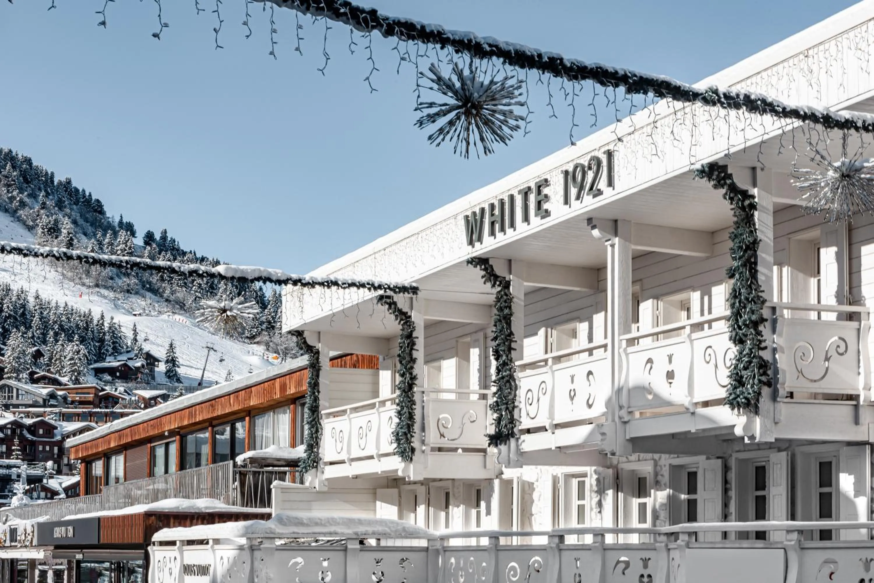 Facade/entrance in White 1921 Courchevel