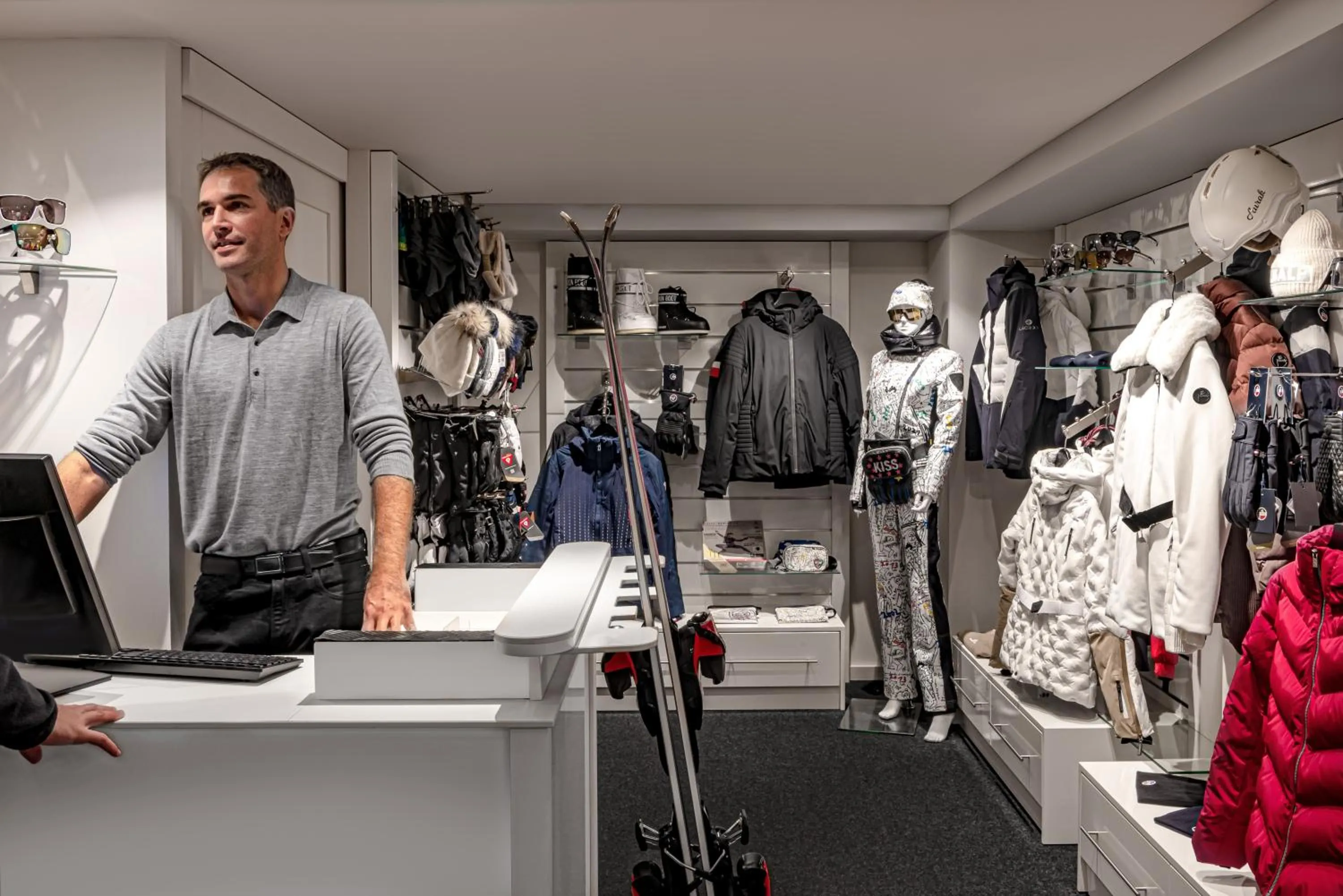 Skiing in White 1921 Courchevel