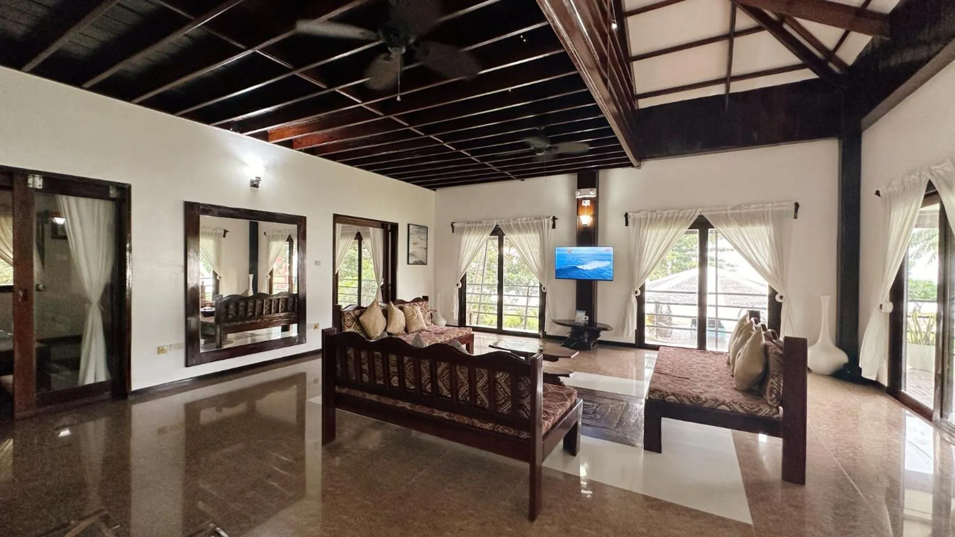 Communal lounge/ TV room in Ocean 101 Beach Resort