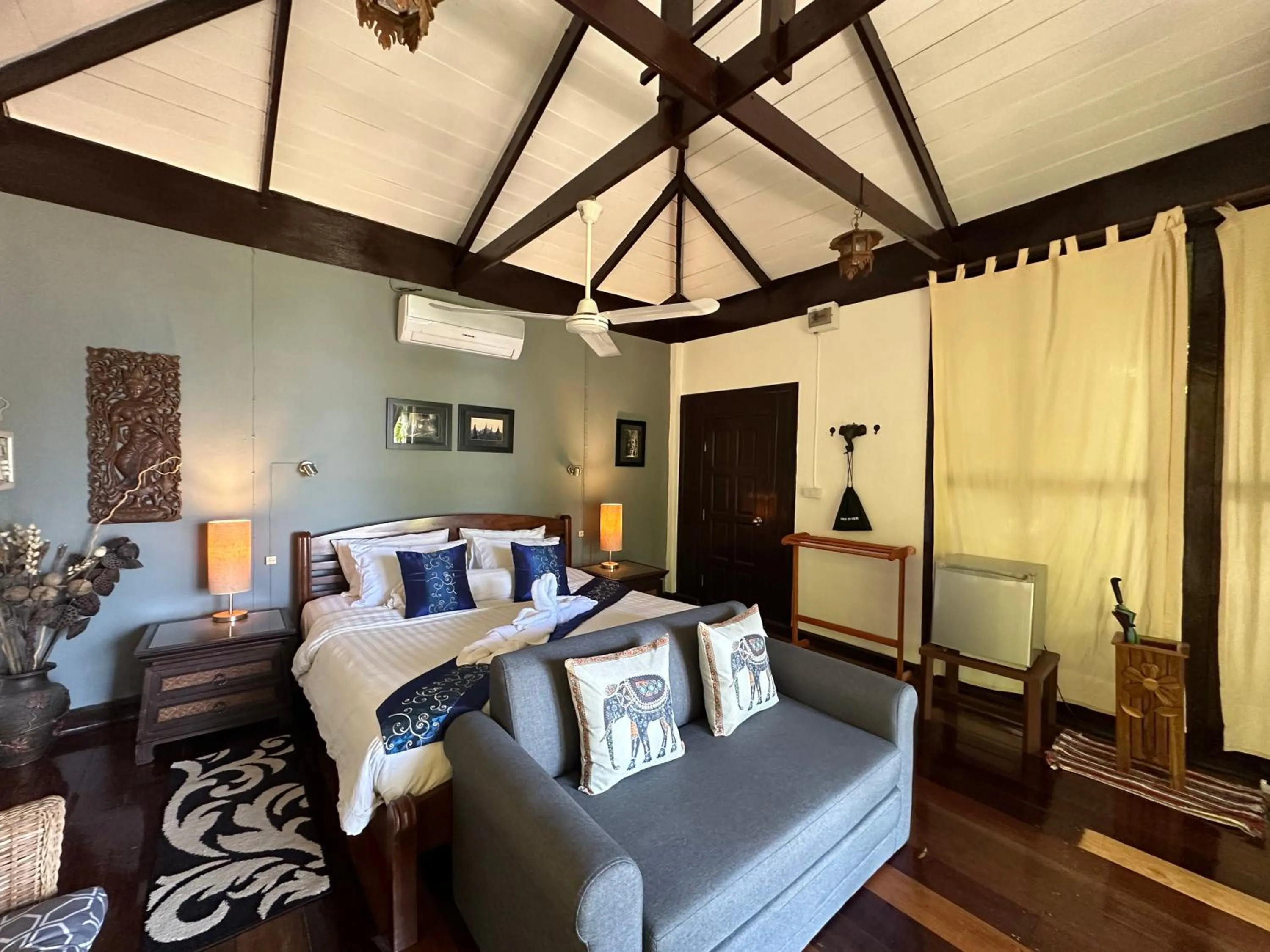 Bedroom, Bed in Amber Sands Beach Resort