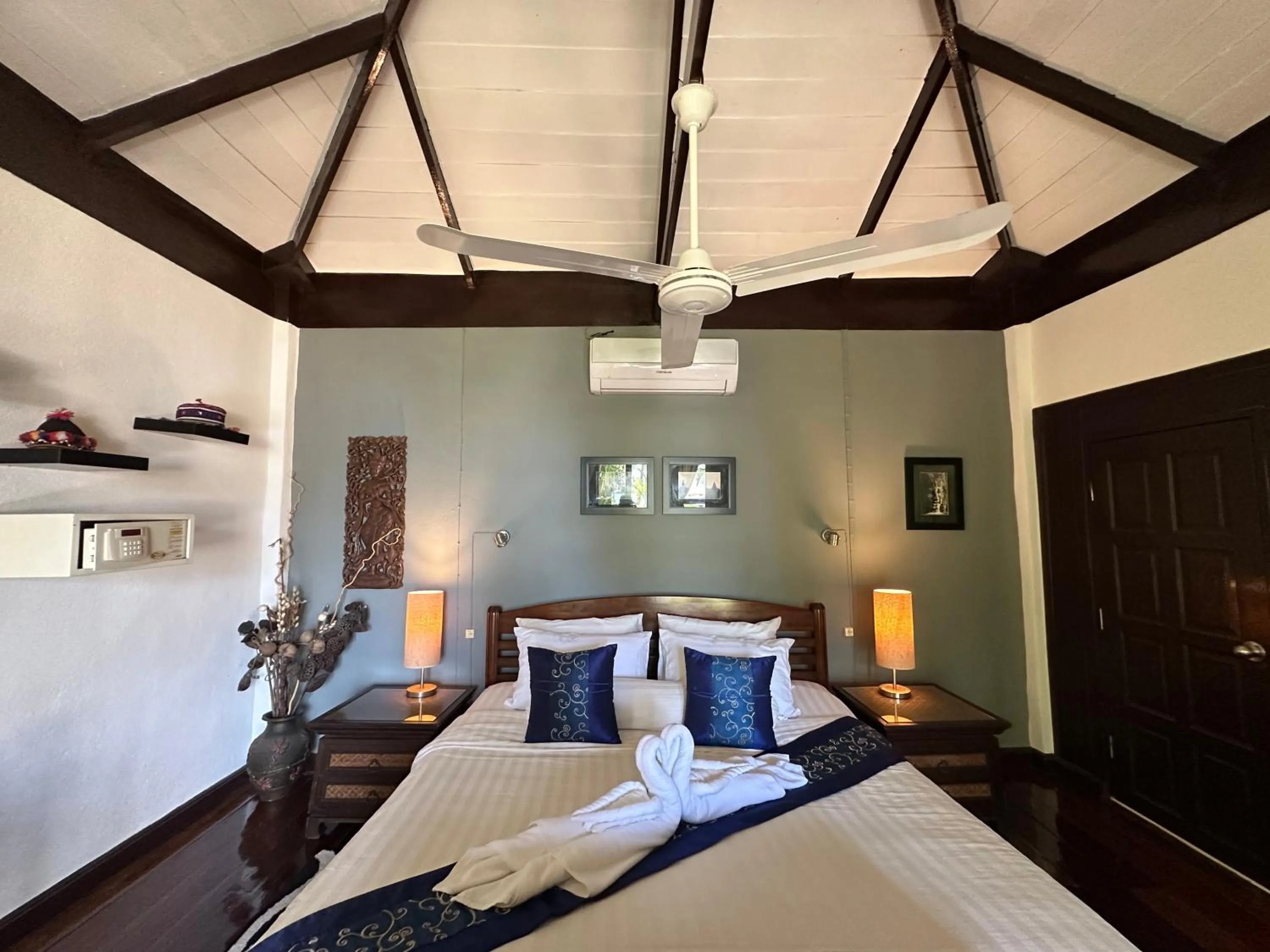 Photo of the whole room, Bed in Amber Sands Beach Resort