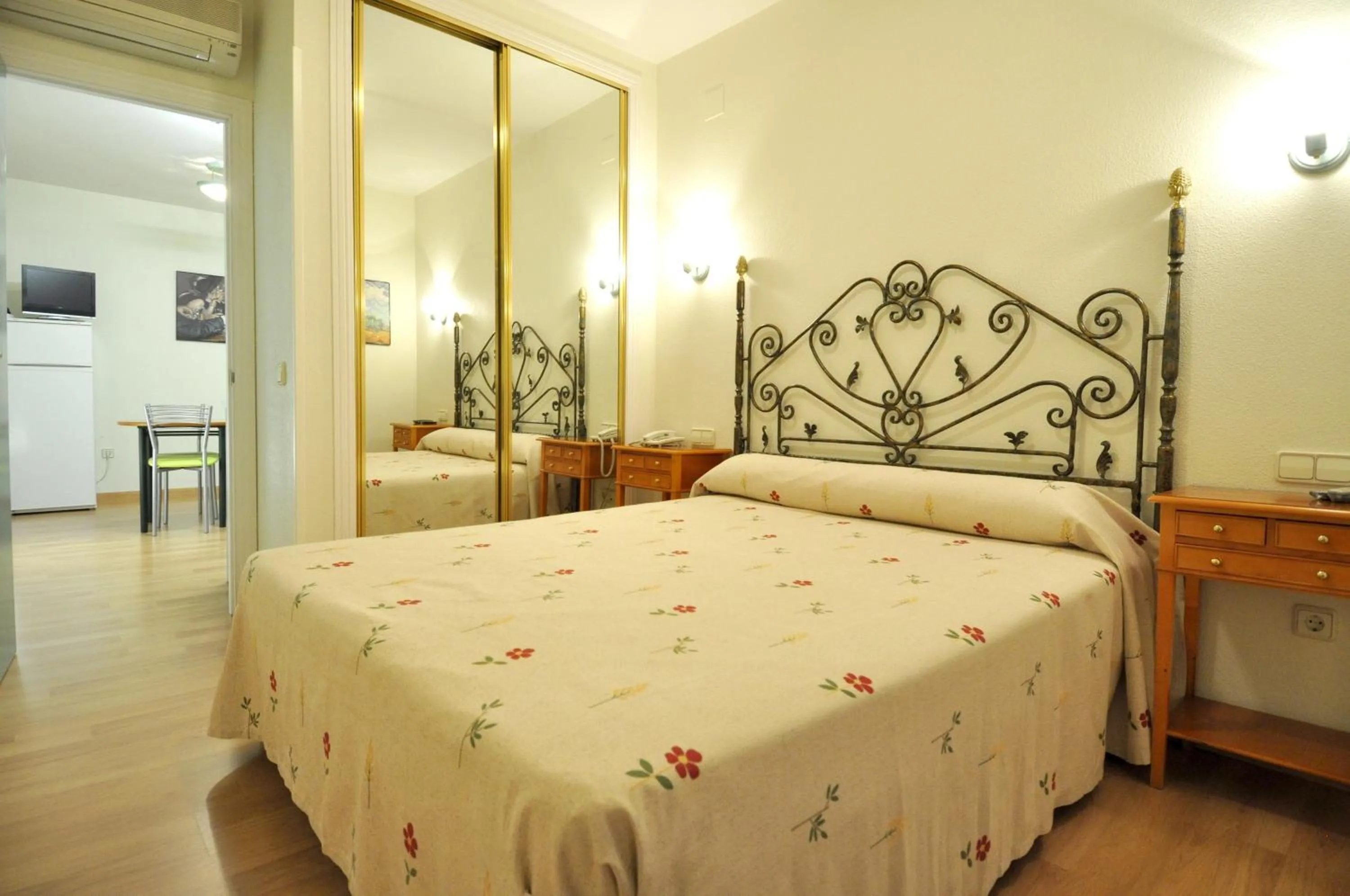 Bedroom, Bed in Hotel Apartamentos Aralso Sotillo