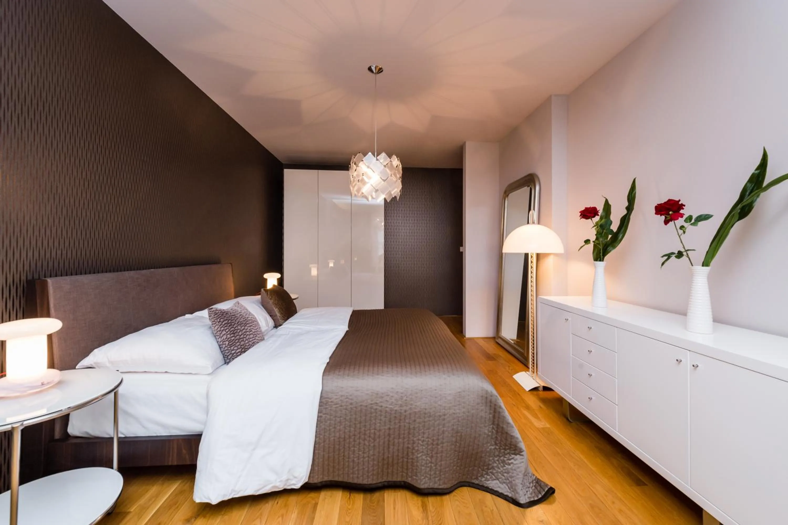 Photo of the whole room in Karlin Residence by TKC