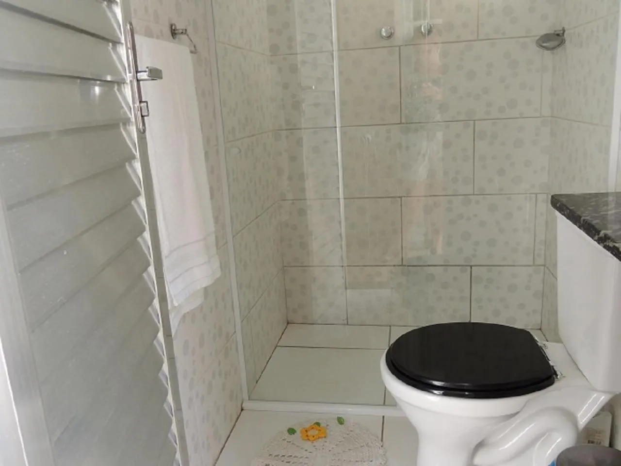 Shower in Quartos Em Casa In Caxias da Paraíso