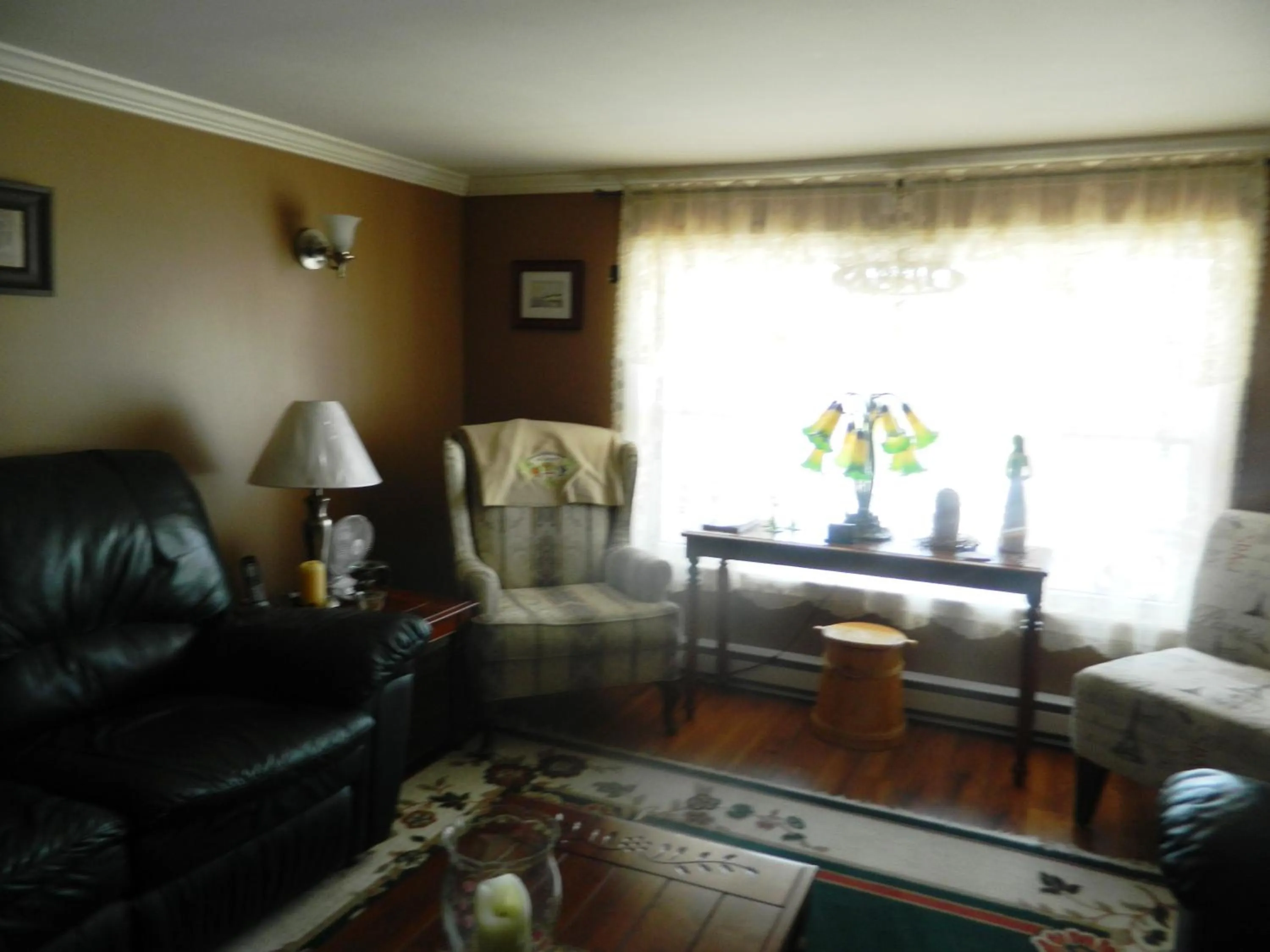 Communal lounge/ TV room in Whitsha Inn B&B