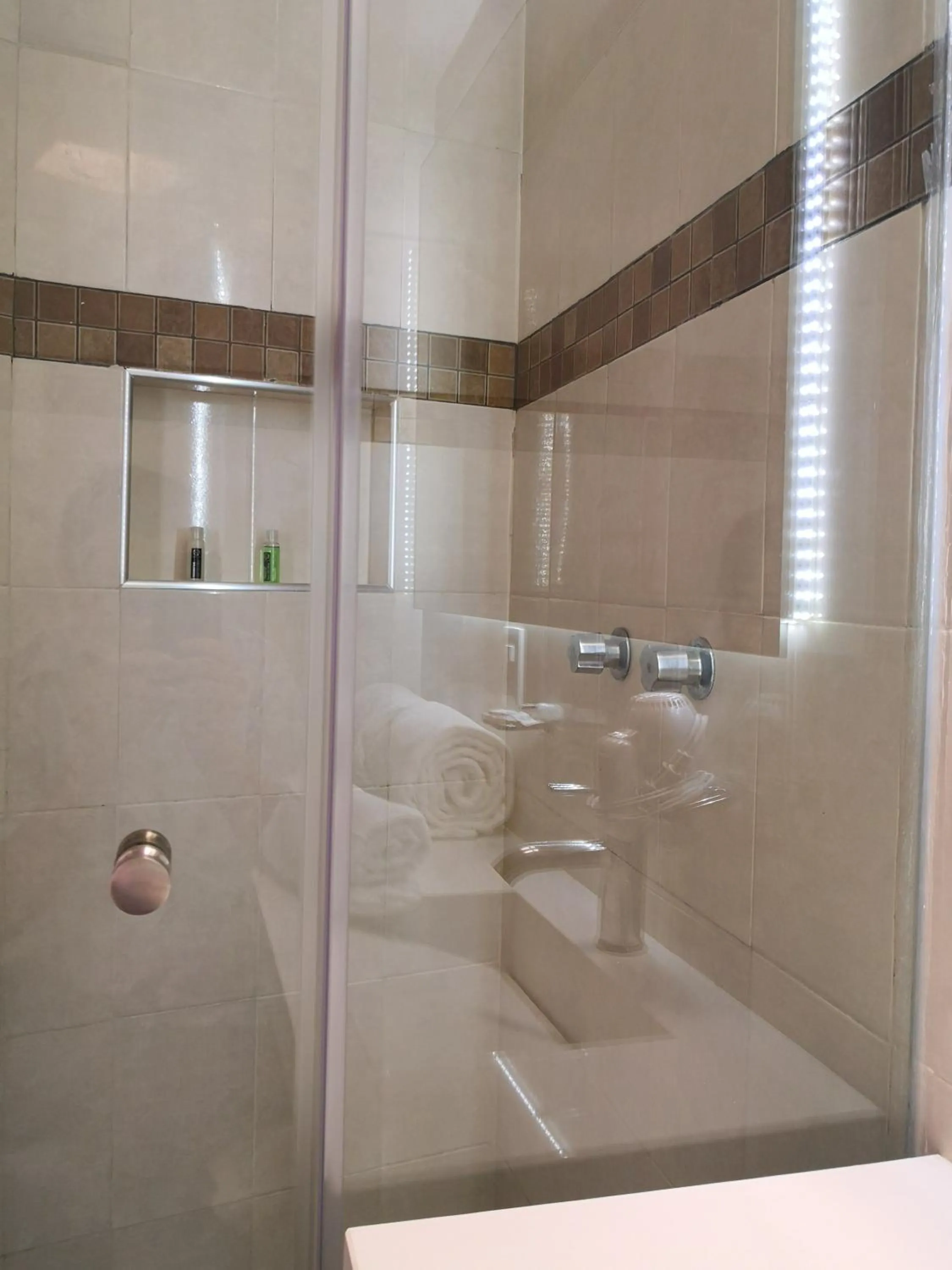 Shower in Metropolis Suites Ejecutivas