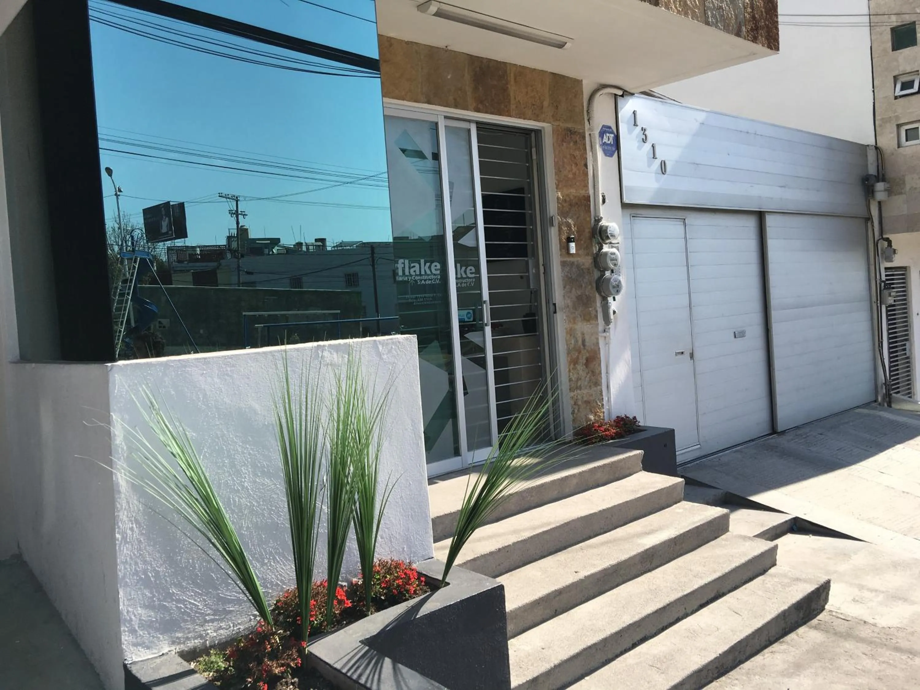 Facade/entrance in Metropolis Suites Ejecutivas