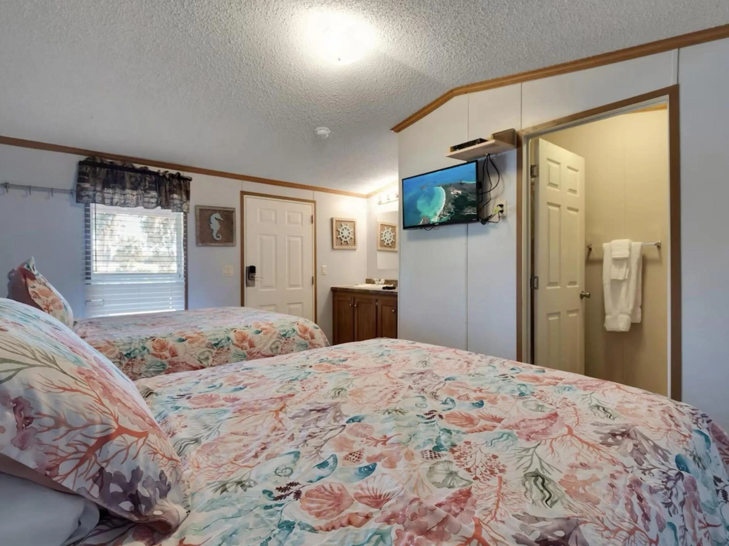 Photo of the whole room, Bed in Fiddler's Restaurant and Resort