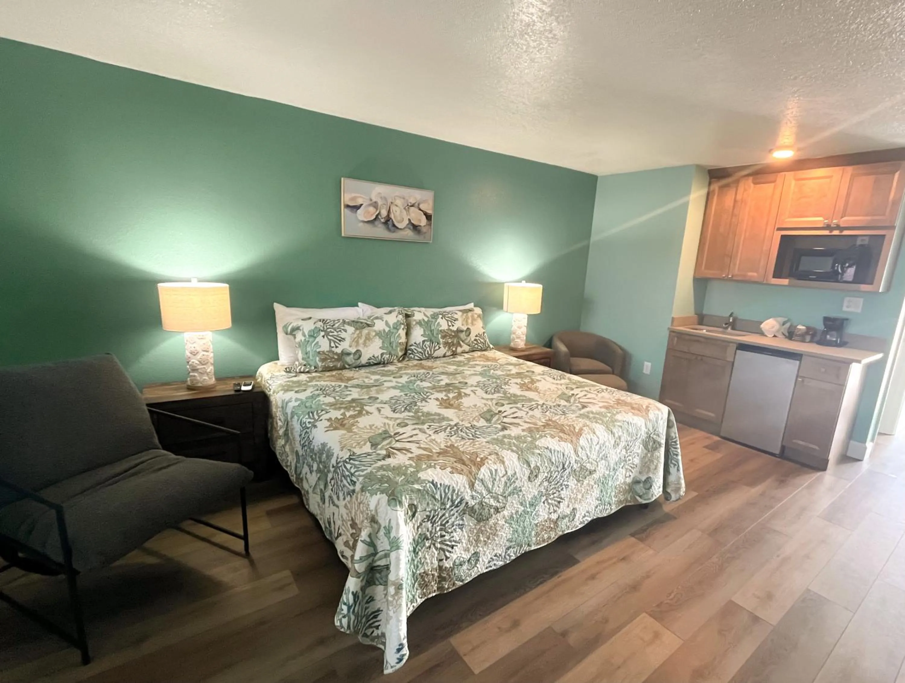 Bed in Fiddler's Restaurant and Resort