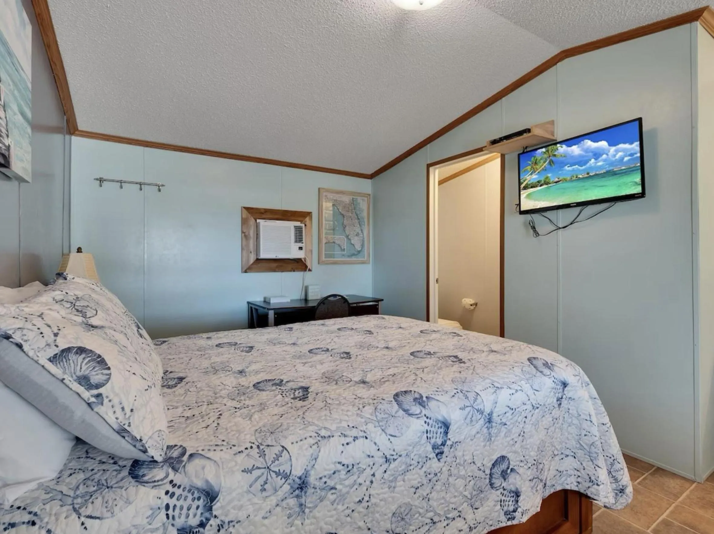 Bed in Fiddler's Restaurant and Resort