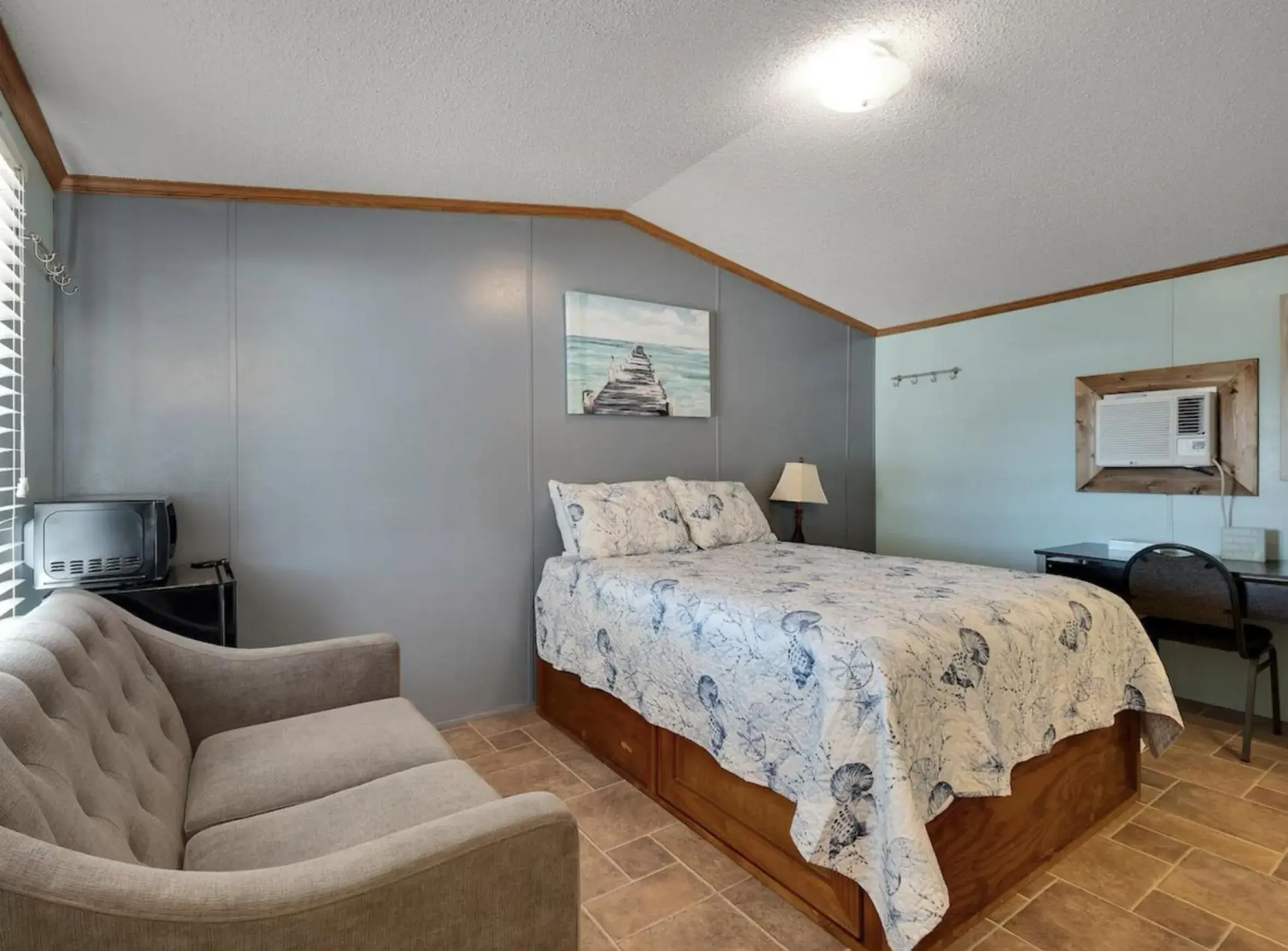 Budget Double Room in Fiddler's Restaurant and Resort Budget Double Room in Fiddler's Restaurant and Resort