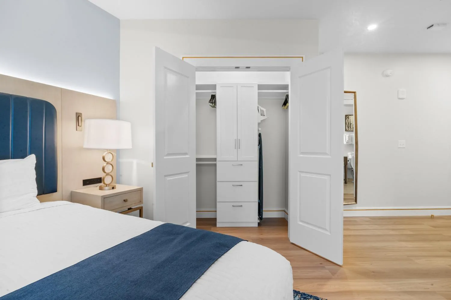 wardrobe, Bed in Harbor Suites at Harborwalk Village