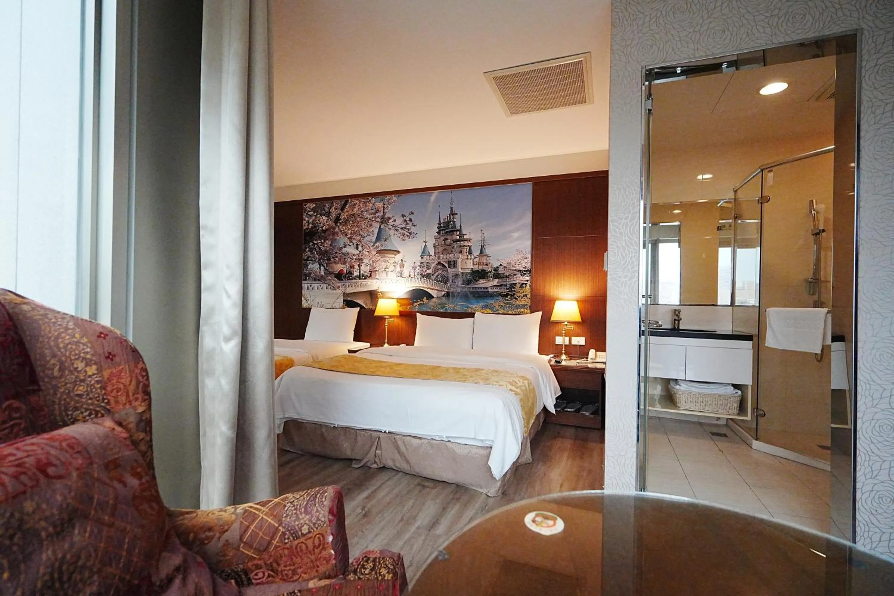 Photo of the whole room, Bed in York Hotel