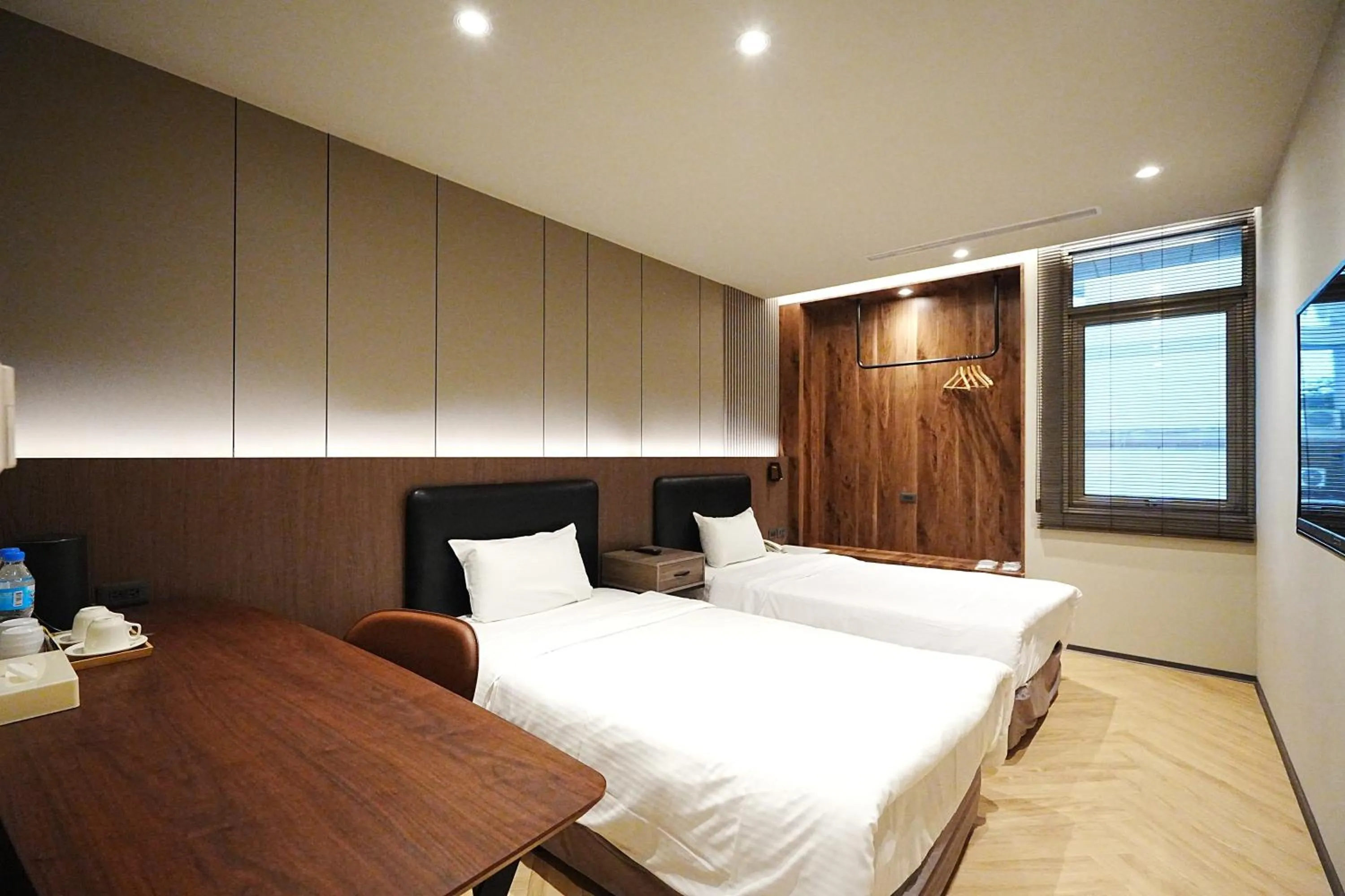 Photo of the whole room, Bed in York Hotel