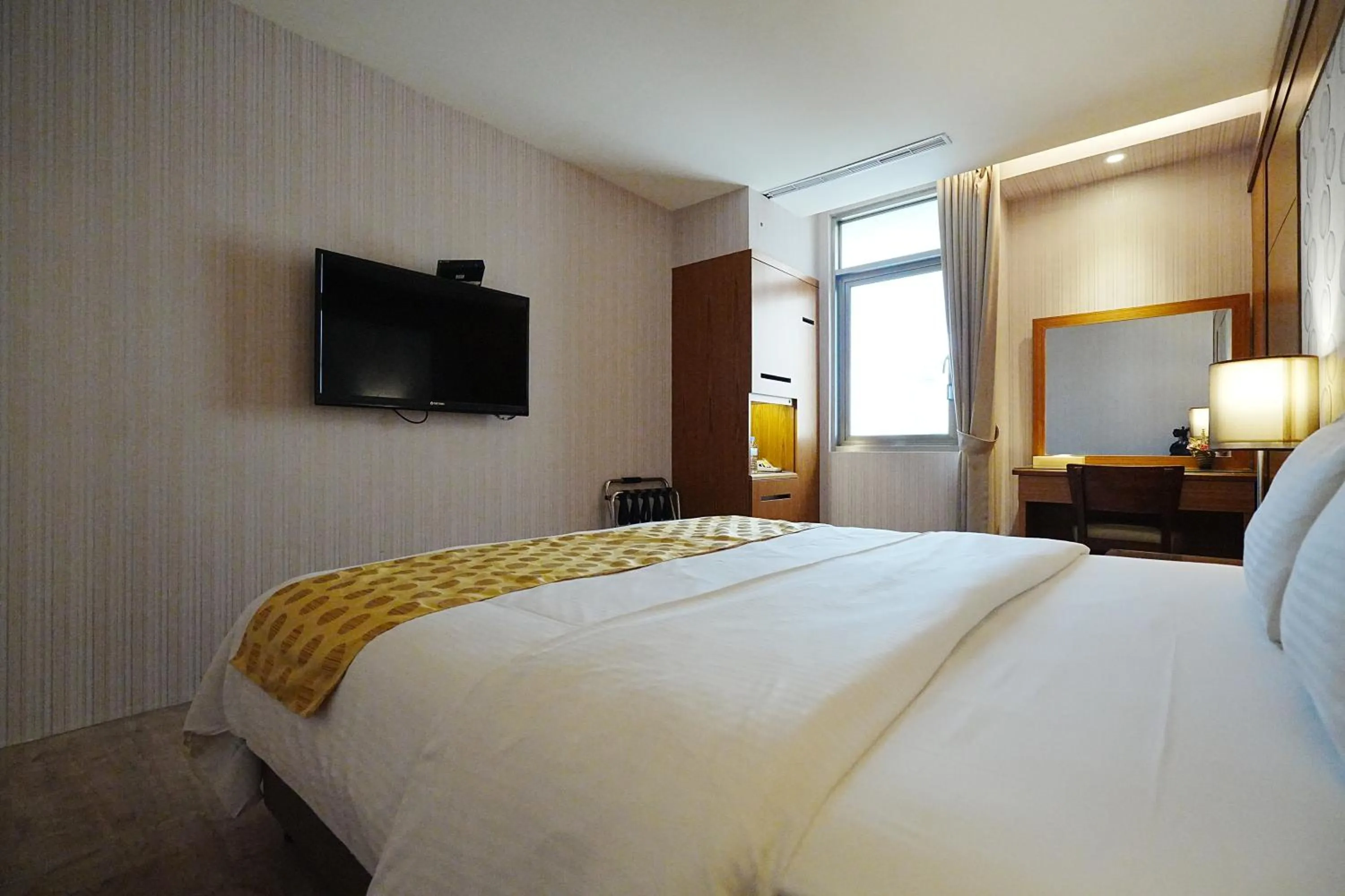 Photo of the whole room, Bed in York Hotel