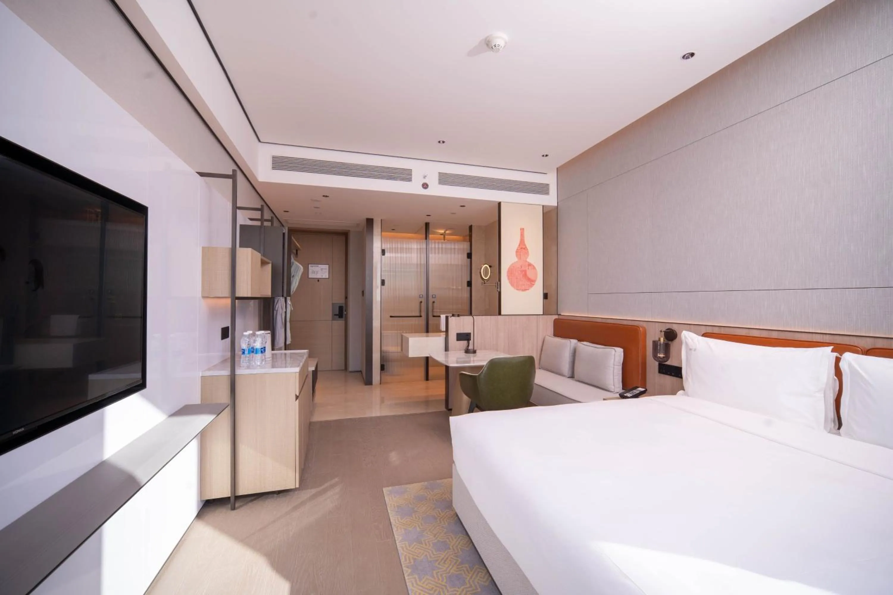 Photo of the whole room, Bed in Holiday Inn Beijing Daxing Centre by IHG