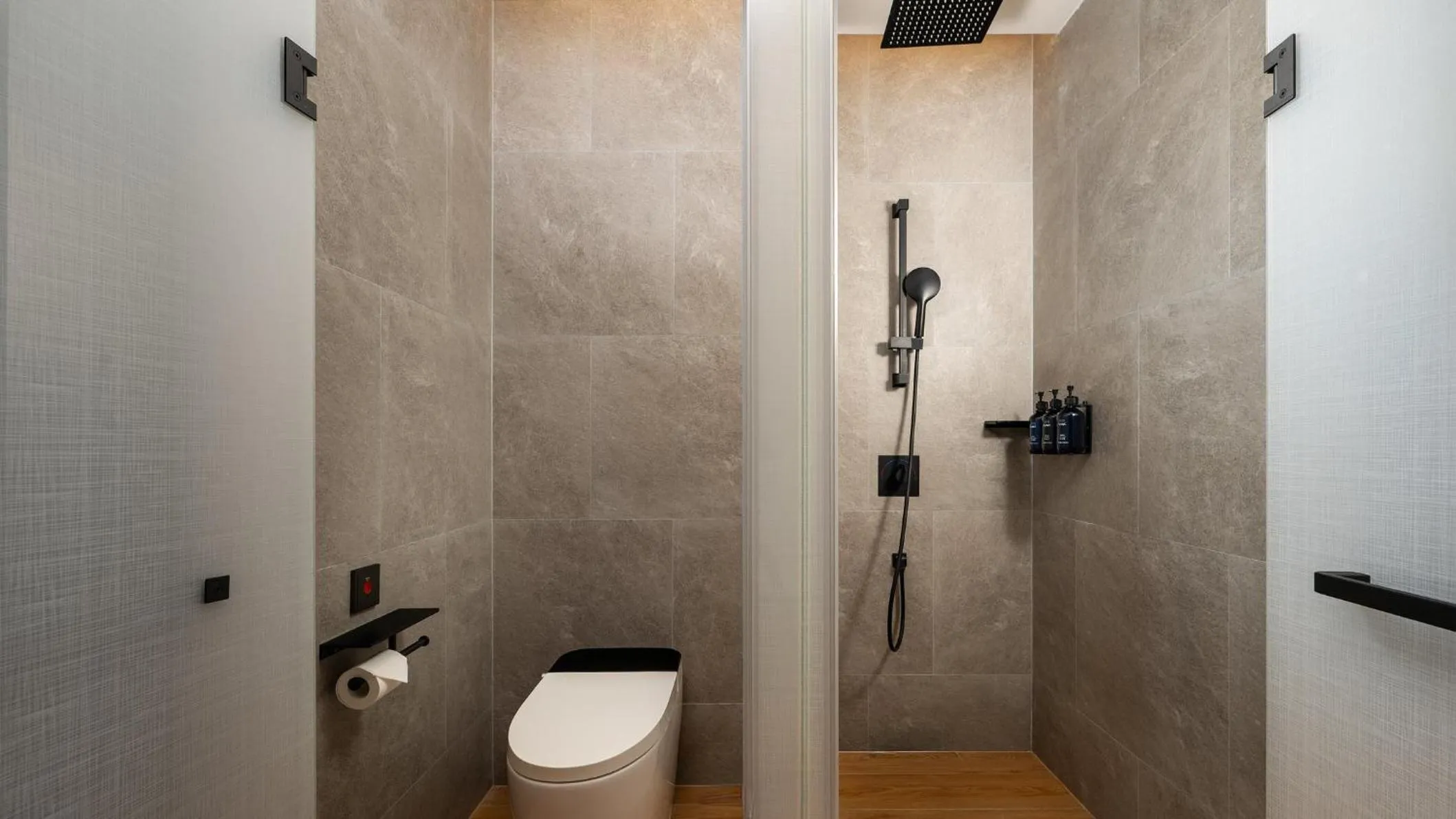 Photo of the whole room in Holiday Inn Express Guangzhou Baiyun Airport T2 by IHG