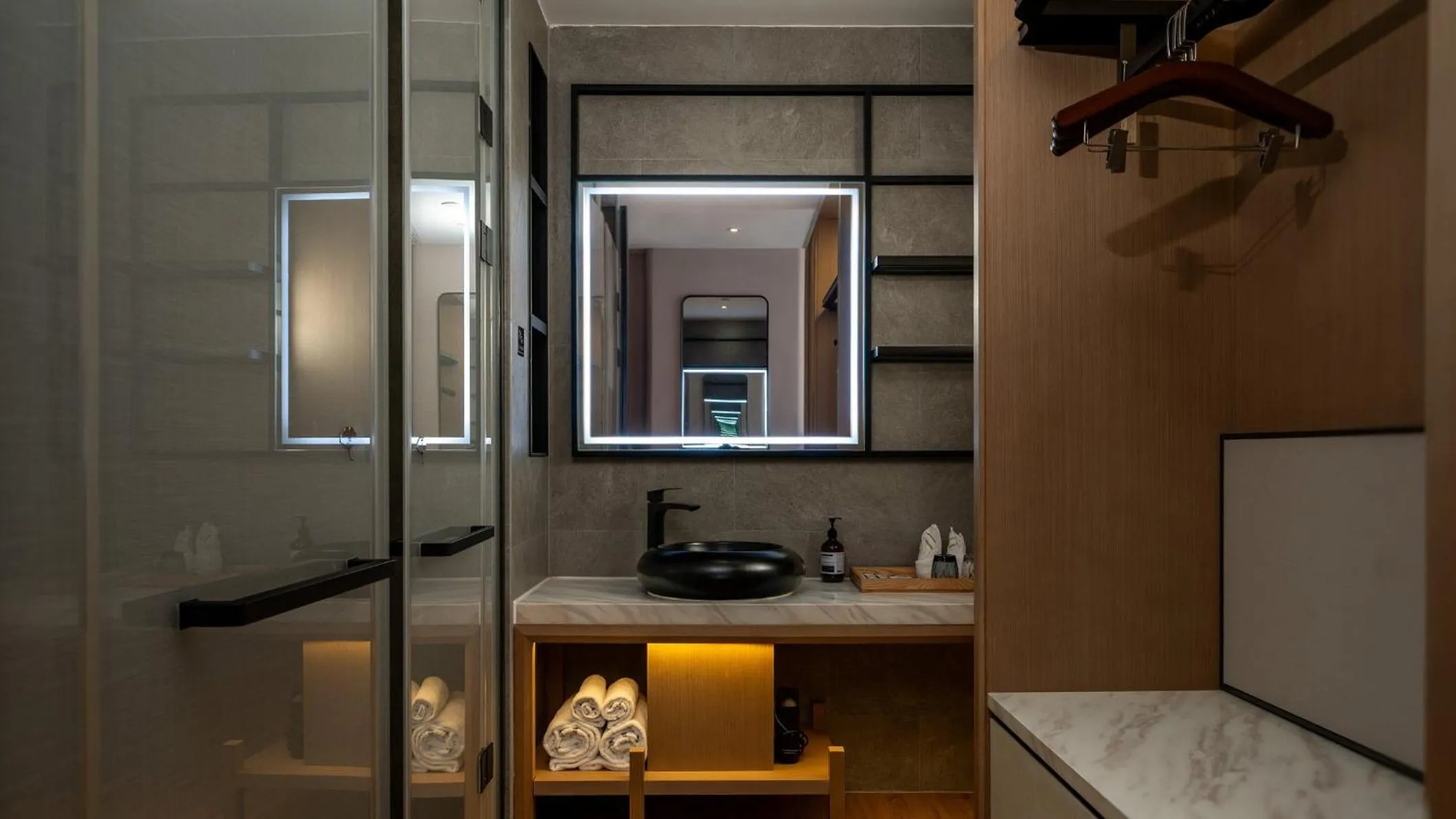 Photo of the whole room in Holiday Inn Express Guangzhou Baiyun Airport T2 by IHG