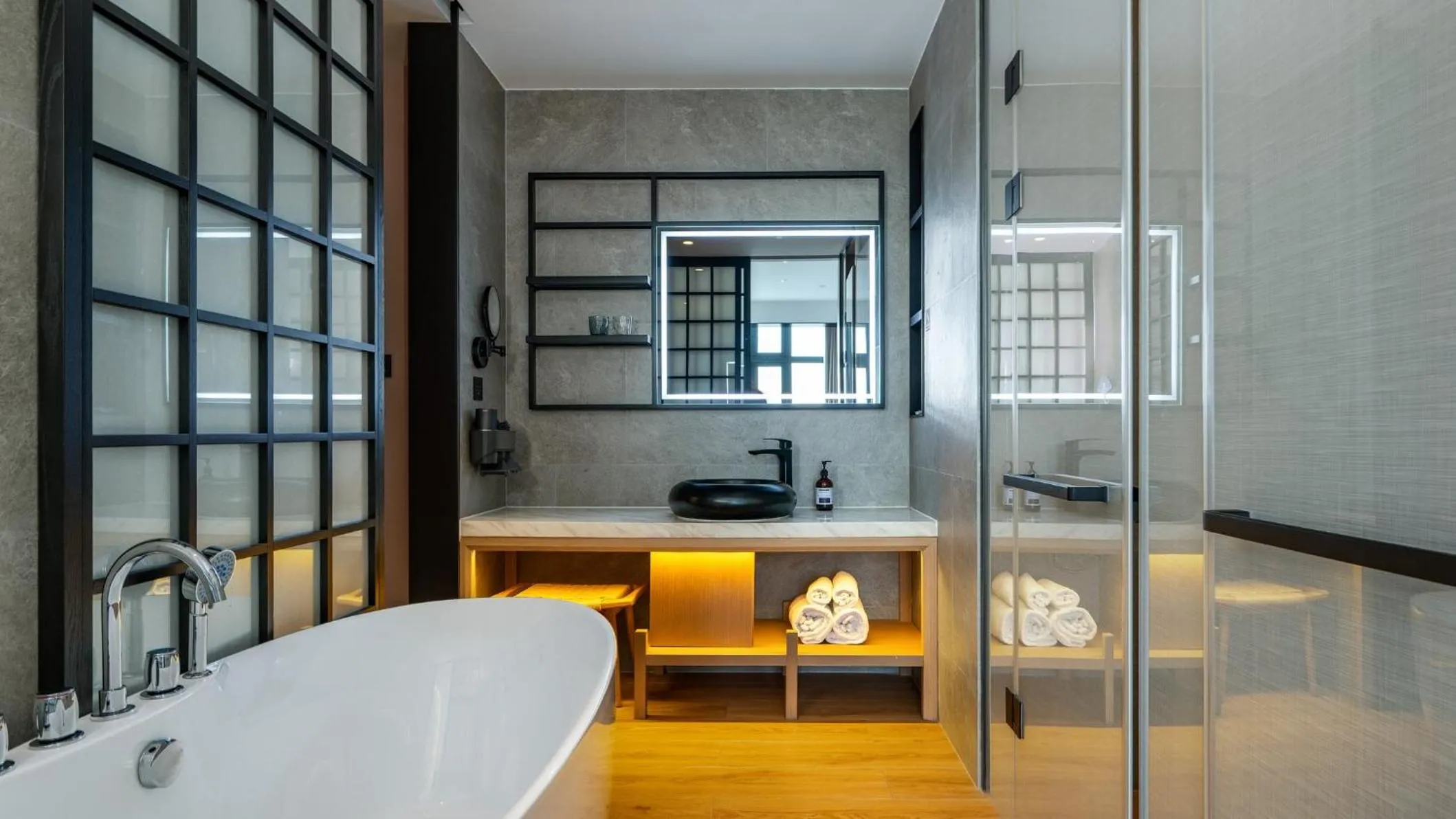 Photo of the whole room in Holiday Inn Express Guangzhou Baiyun Airport T2 by IHG