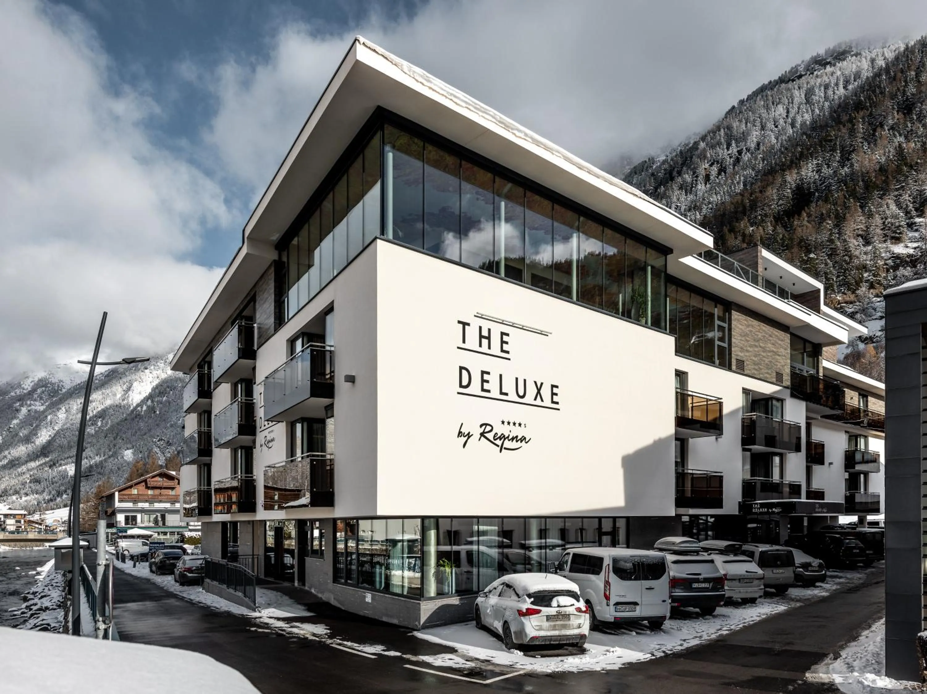 The Deluxe by Regina