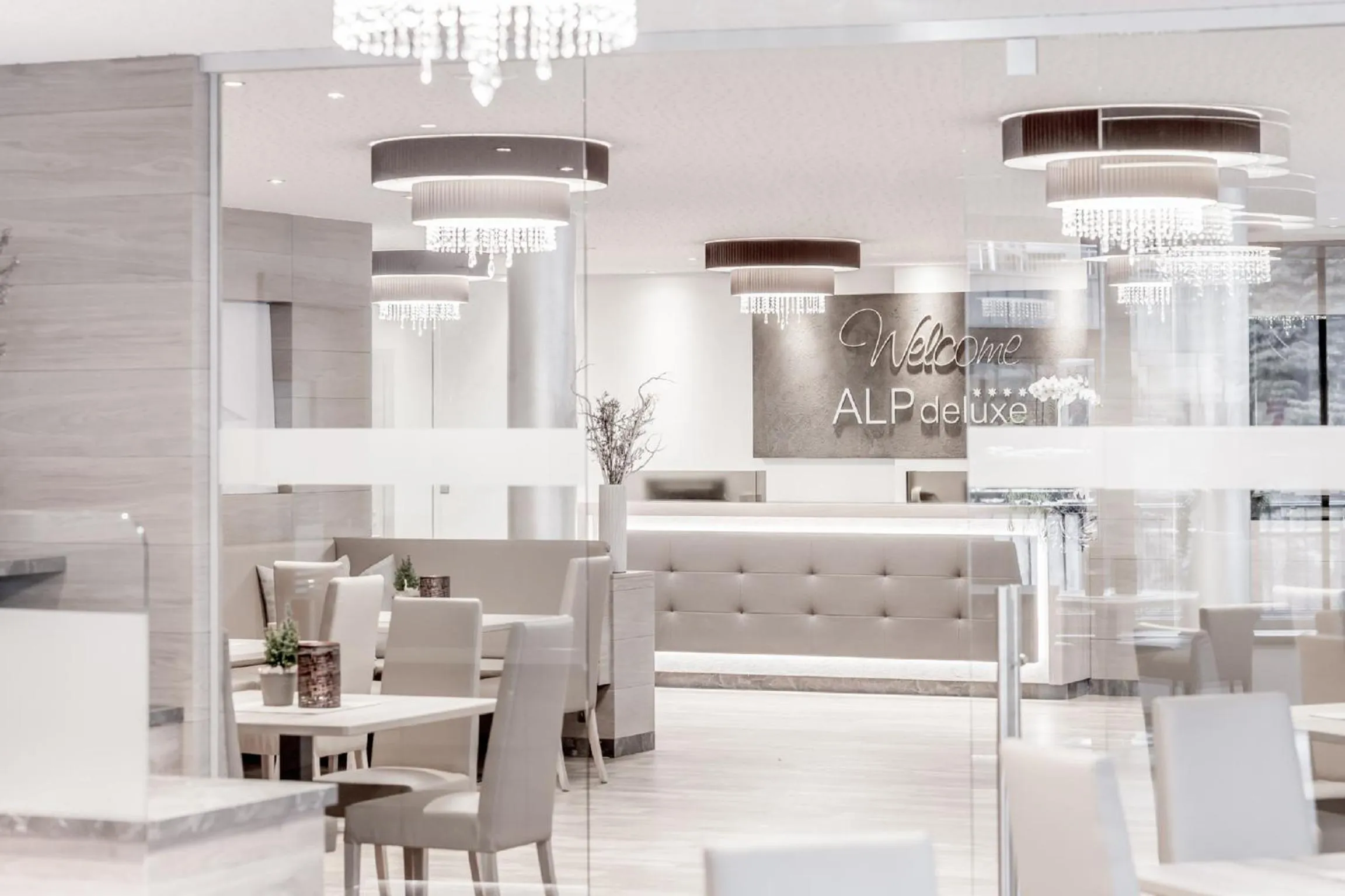 Lobby or reception in The Deluxe by Regina