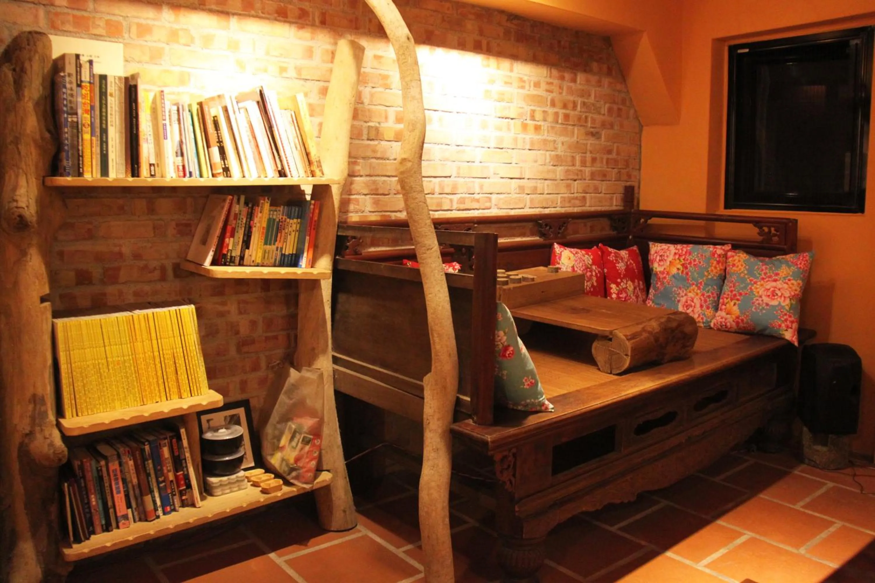 Communal lounge/ TV room in OwlStay Jiufen Wander