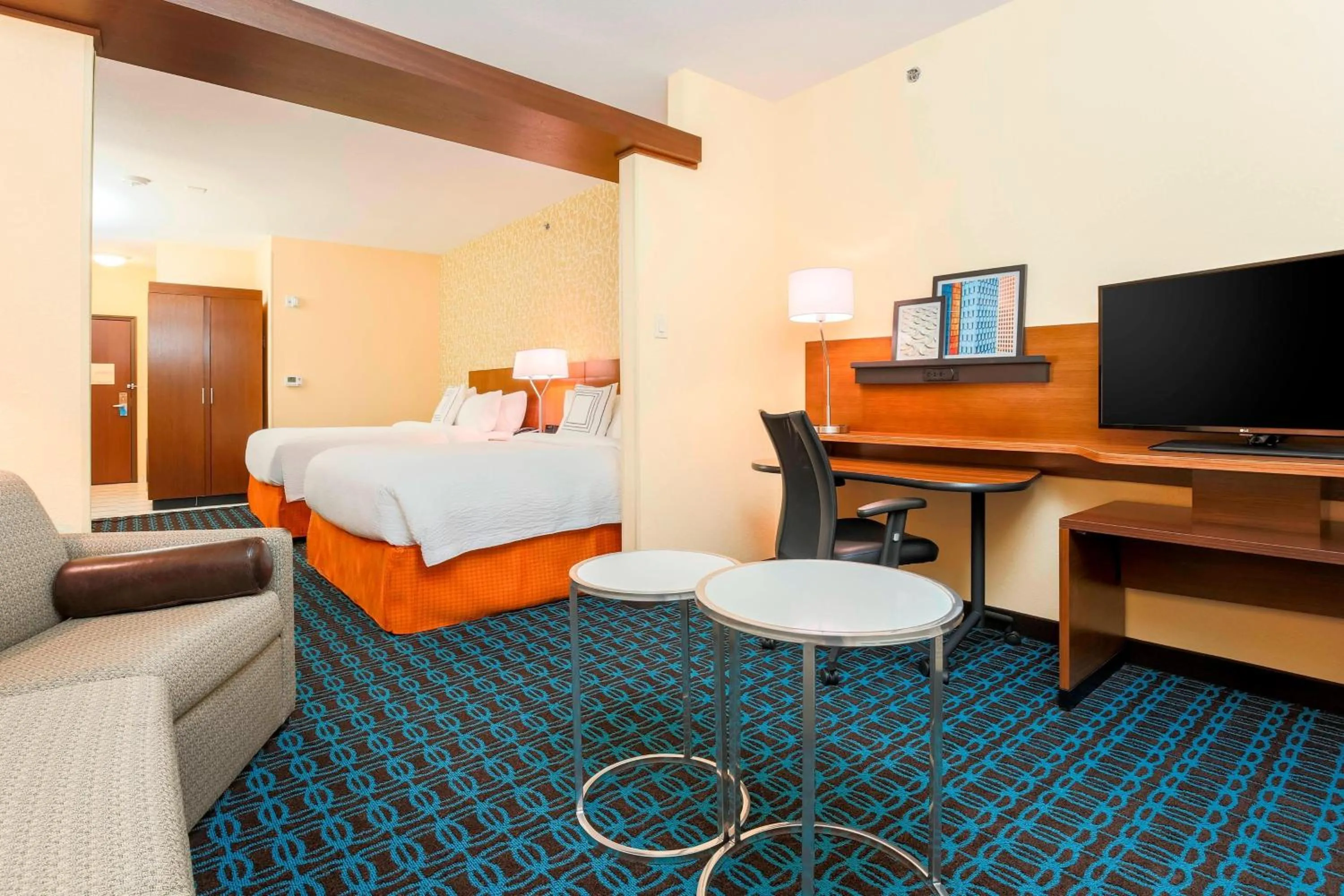 Photo of the whole room, Bed in Fairfield Inn & Suites by Marriott Pleasanton