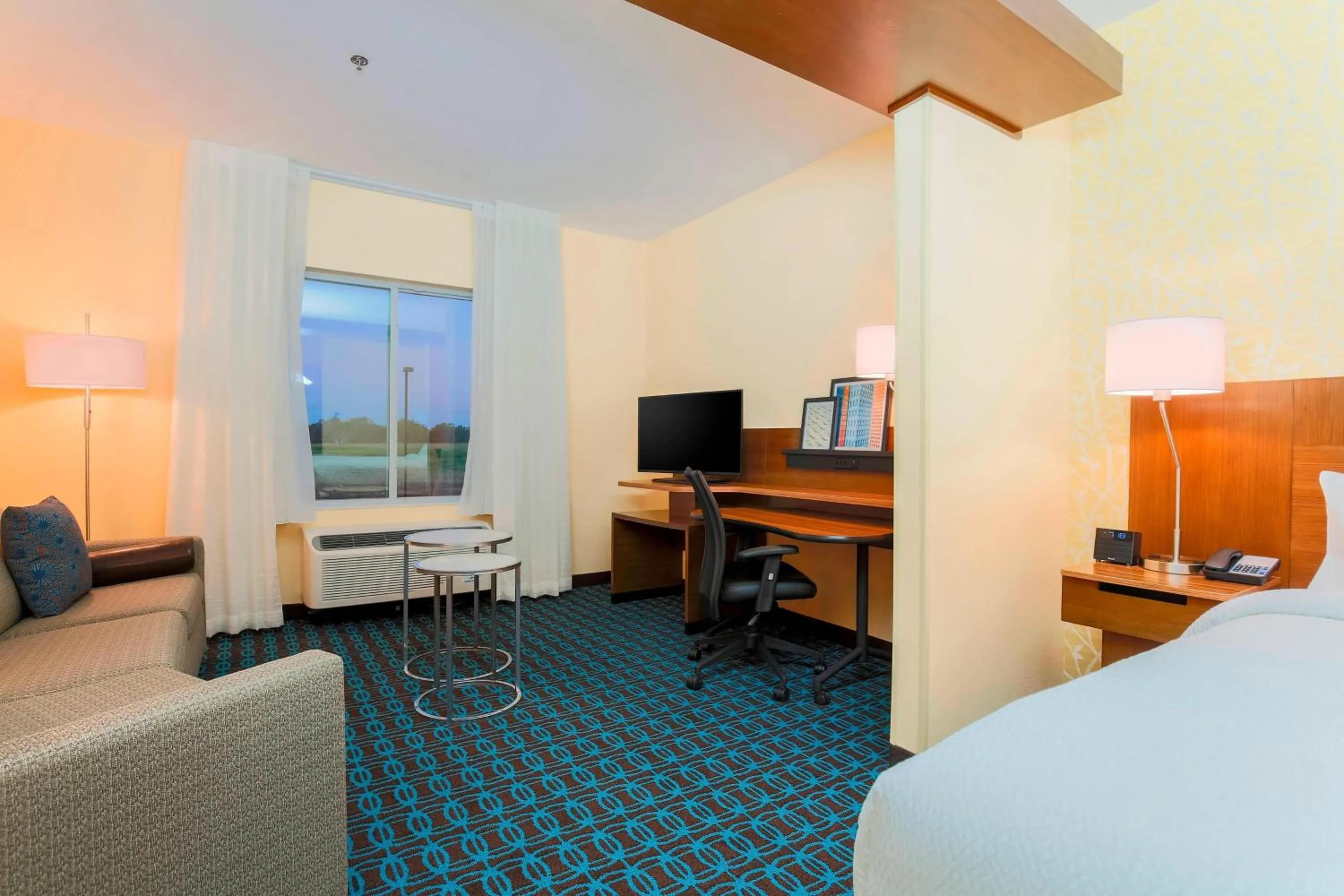 Living room, Bed in Fairfield Inn & Suites by Marriott Pleasanton