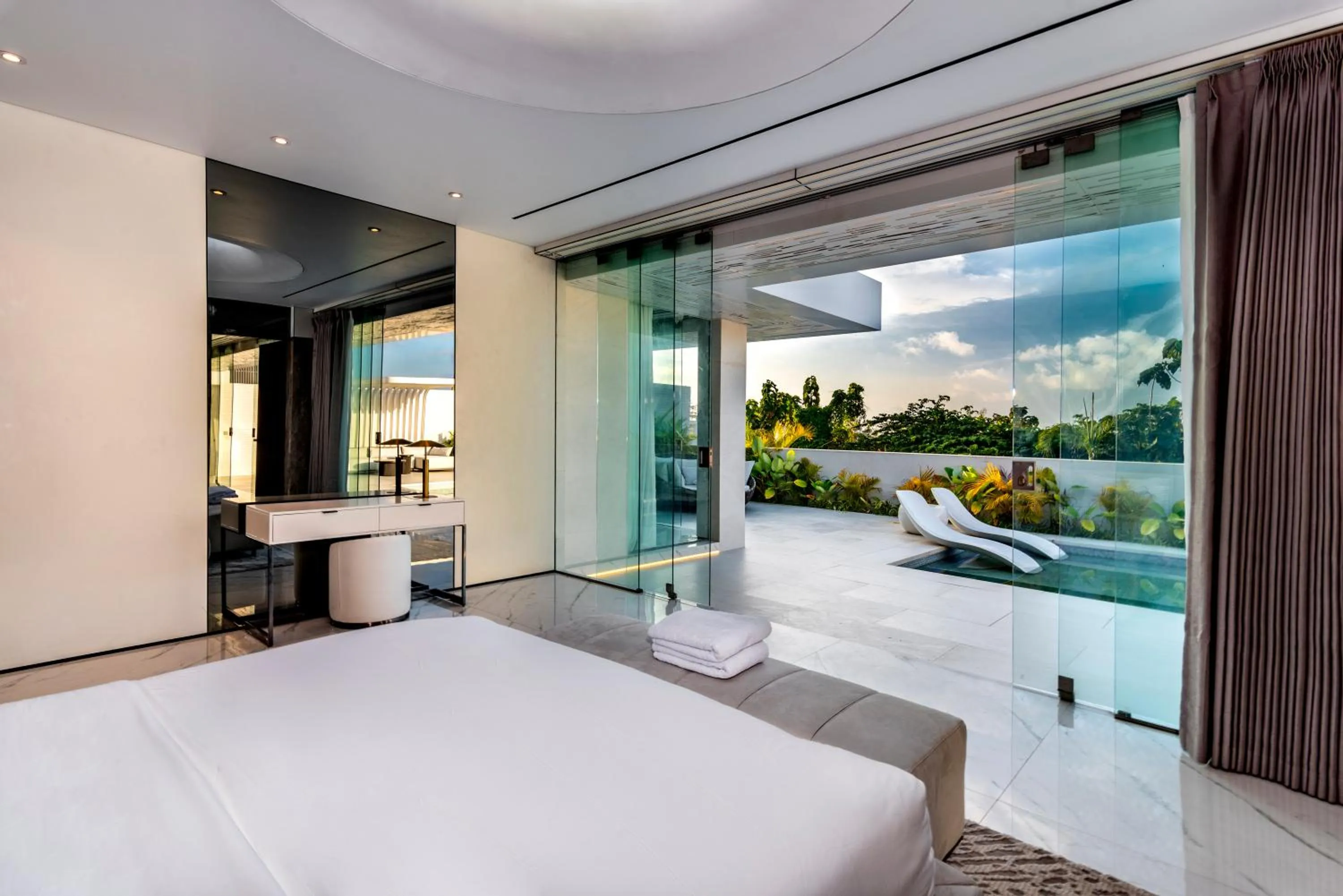 Hot Tub, Bed in Sky Star Uluwatu