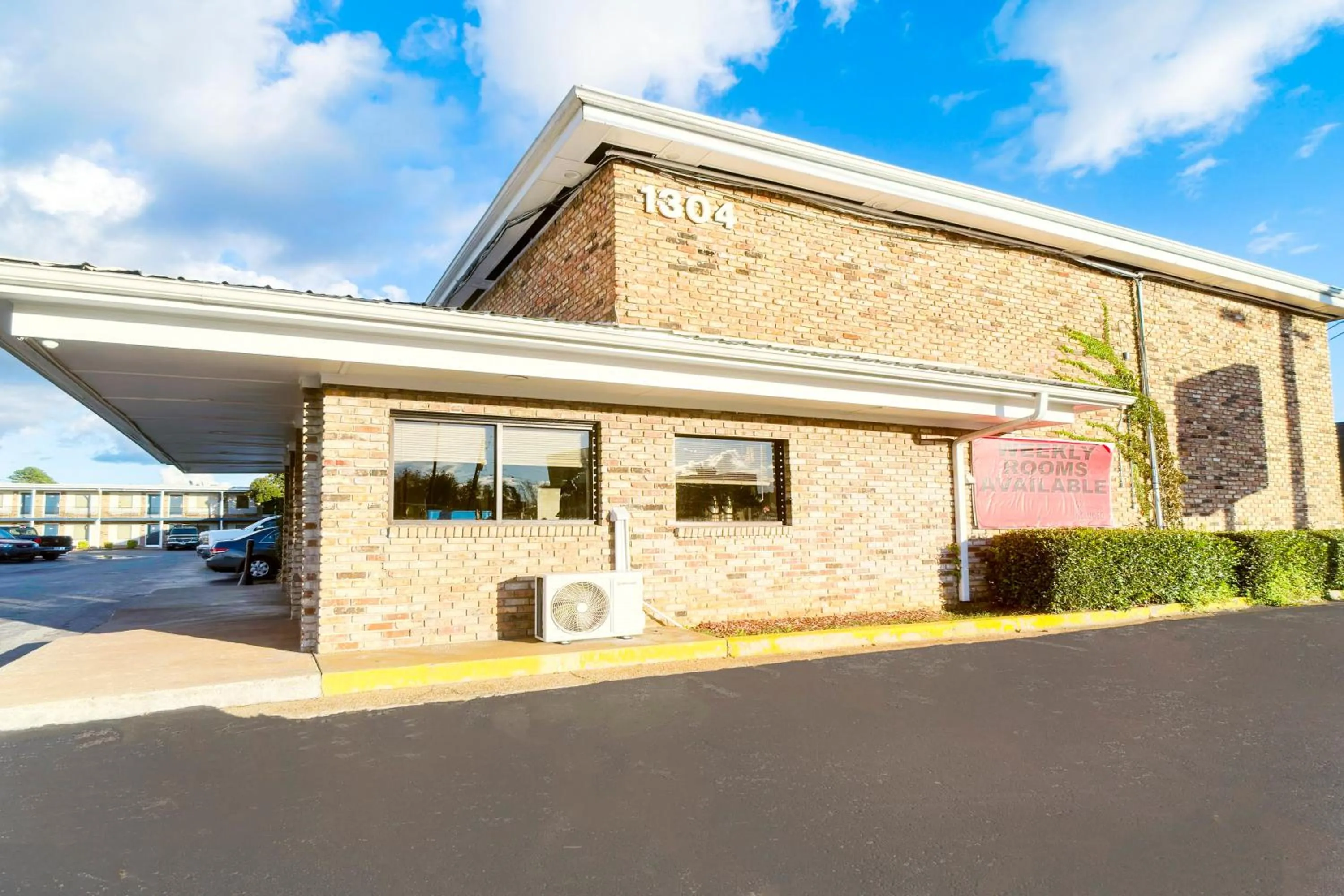 Property building in Hotel O Haven Inn Huntsville AL US 72