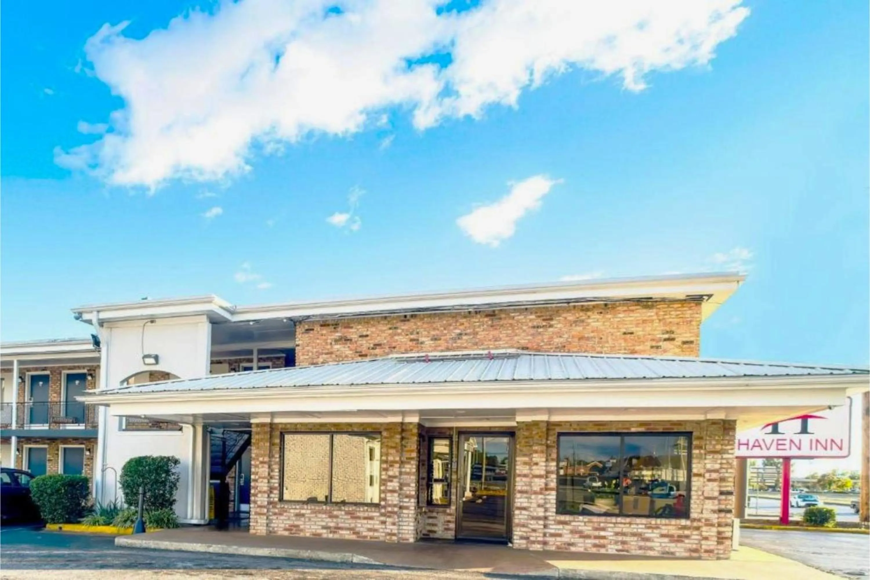 Property building in Hotel O Haven Inn Huntsville AL US 72