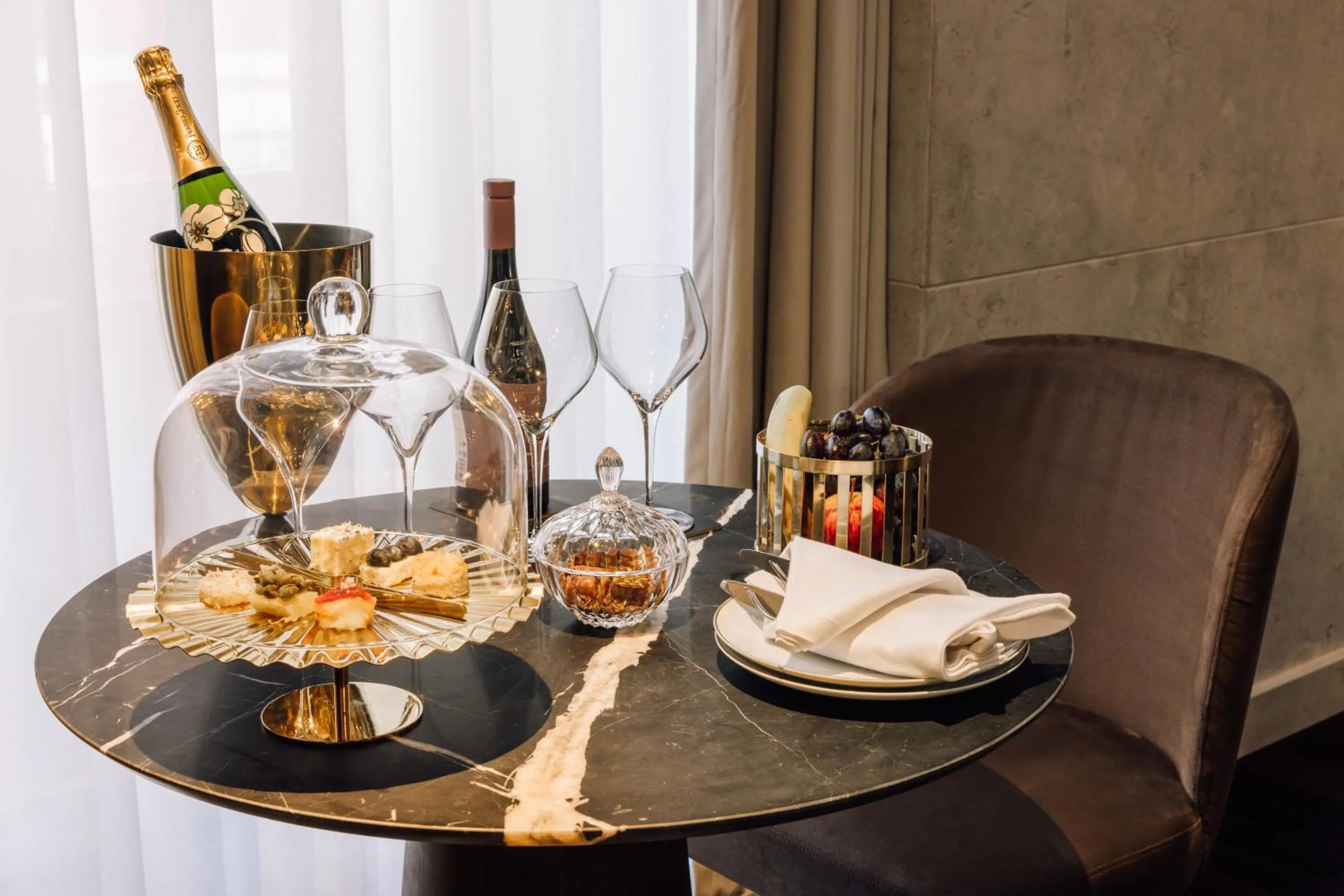 Food and drinks in MYTHIC SANA Downtown Suites