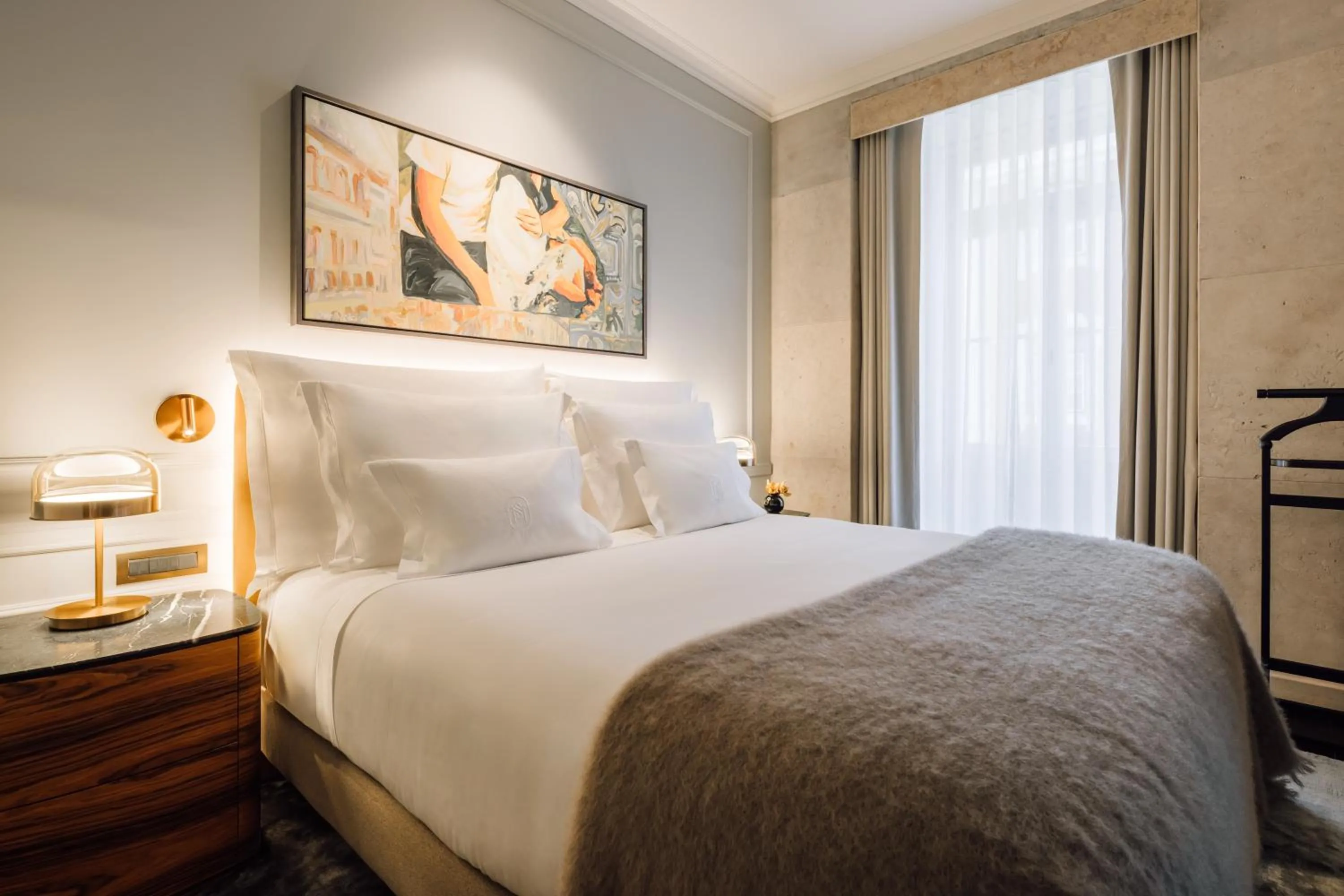 Bed in MYTHIC SANA Downtown Suites