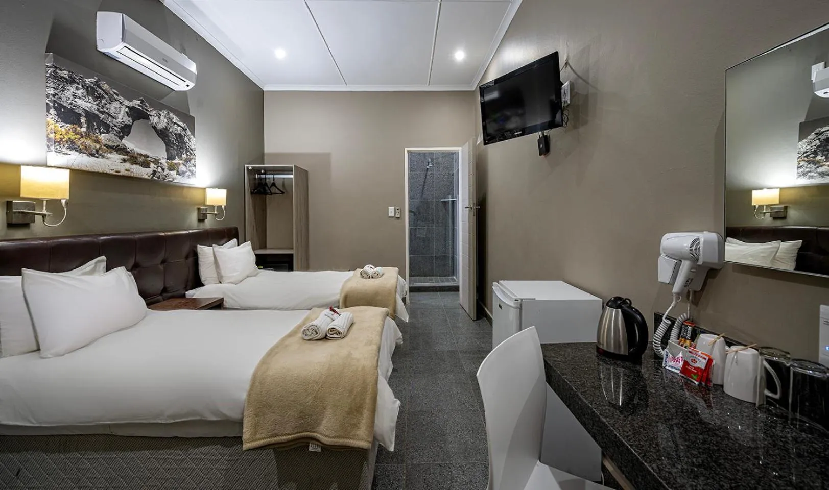 Toilet, Bed in Calvinia Hotel