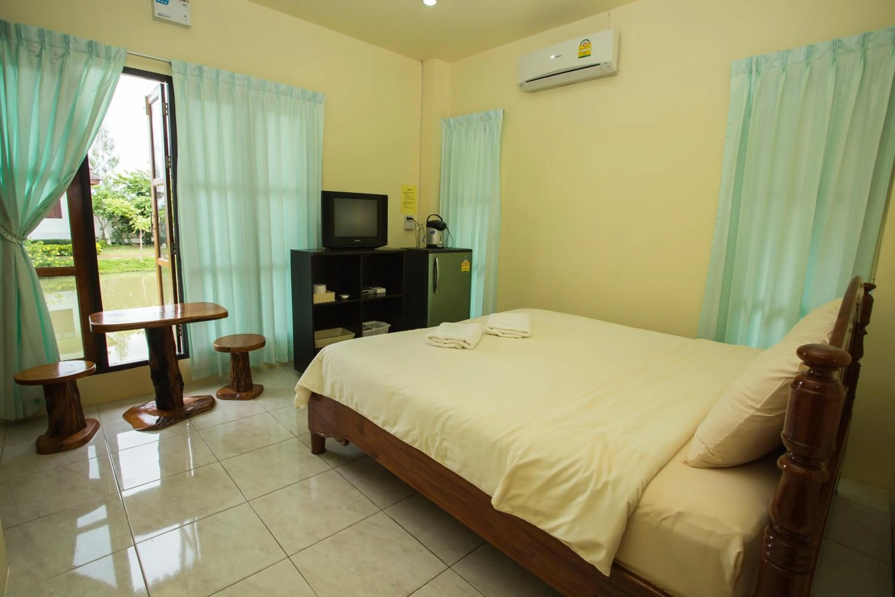 Staff, Bed in Suan Luang Garden View