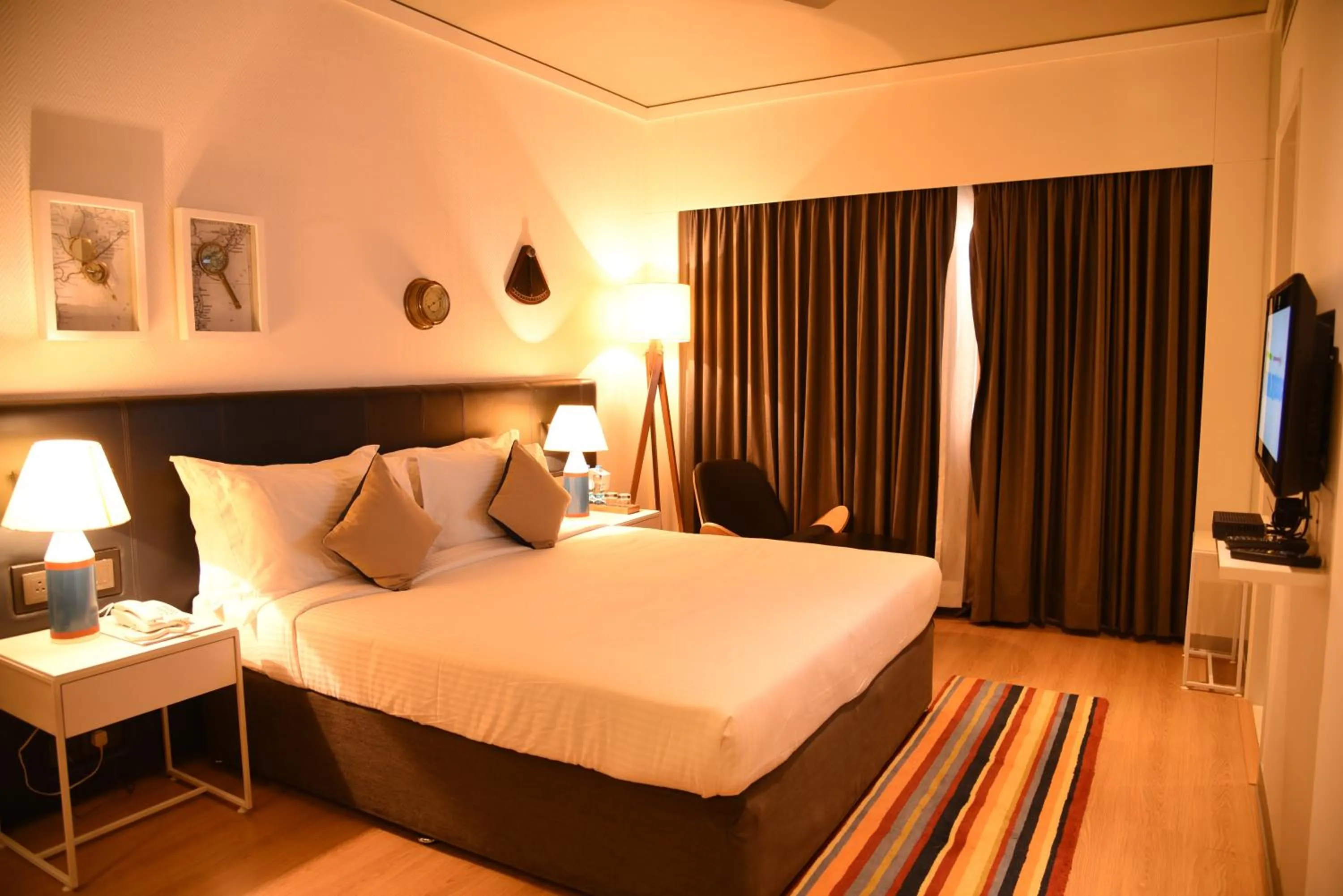 Photo of the whole room, Bed in The Port Hotel