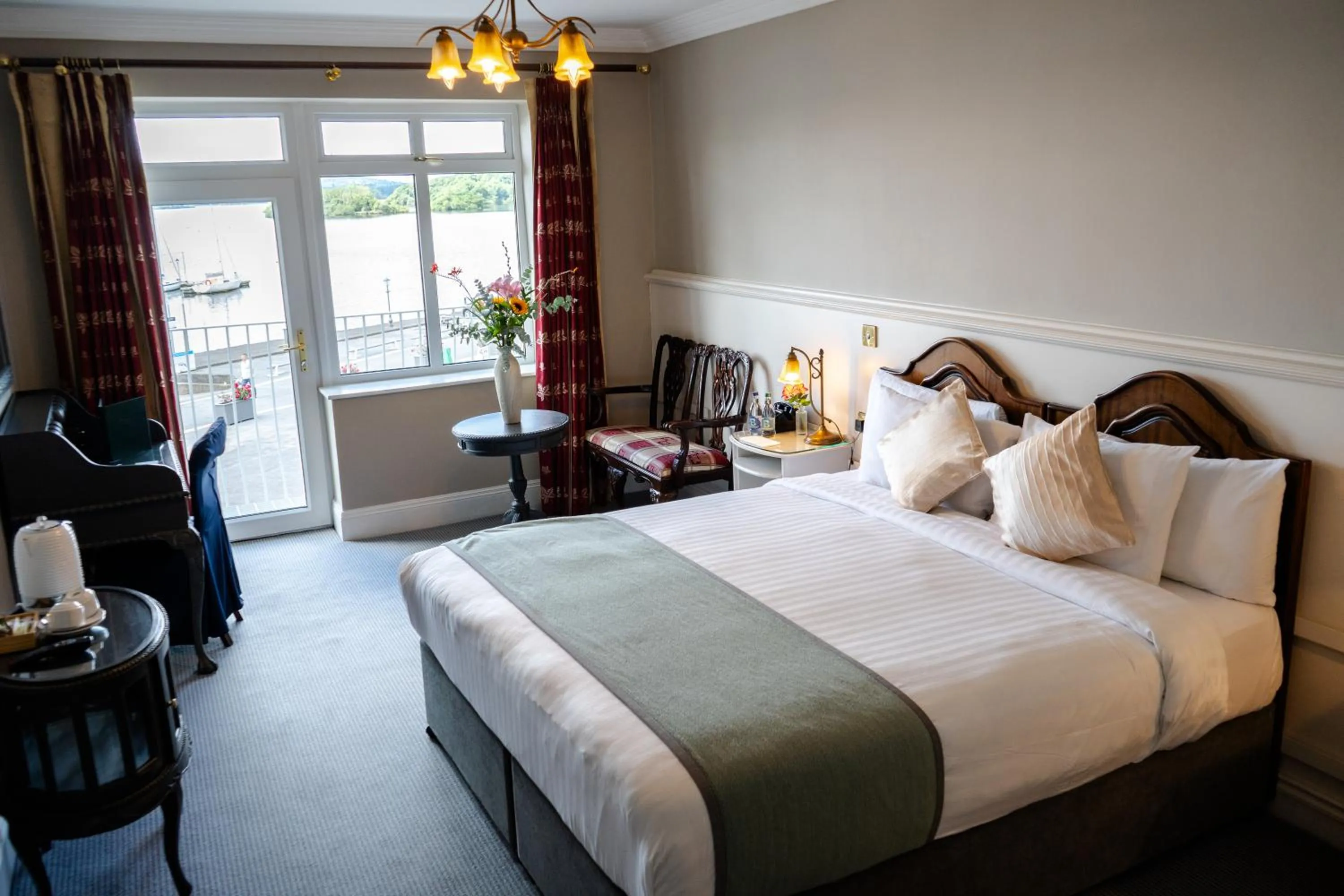 Bed in Lakeside Manor Hotel