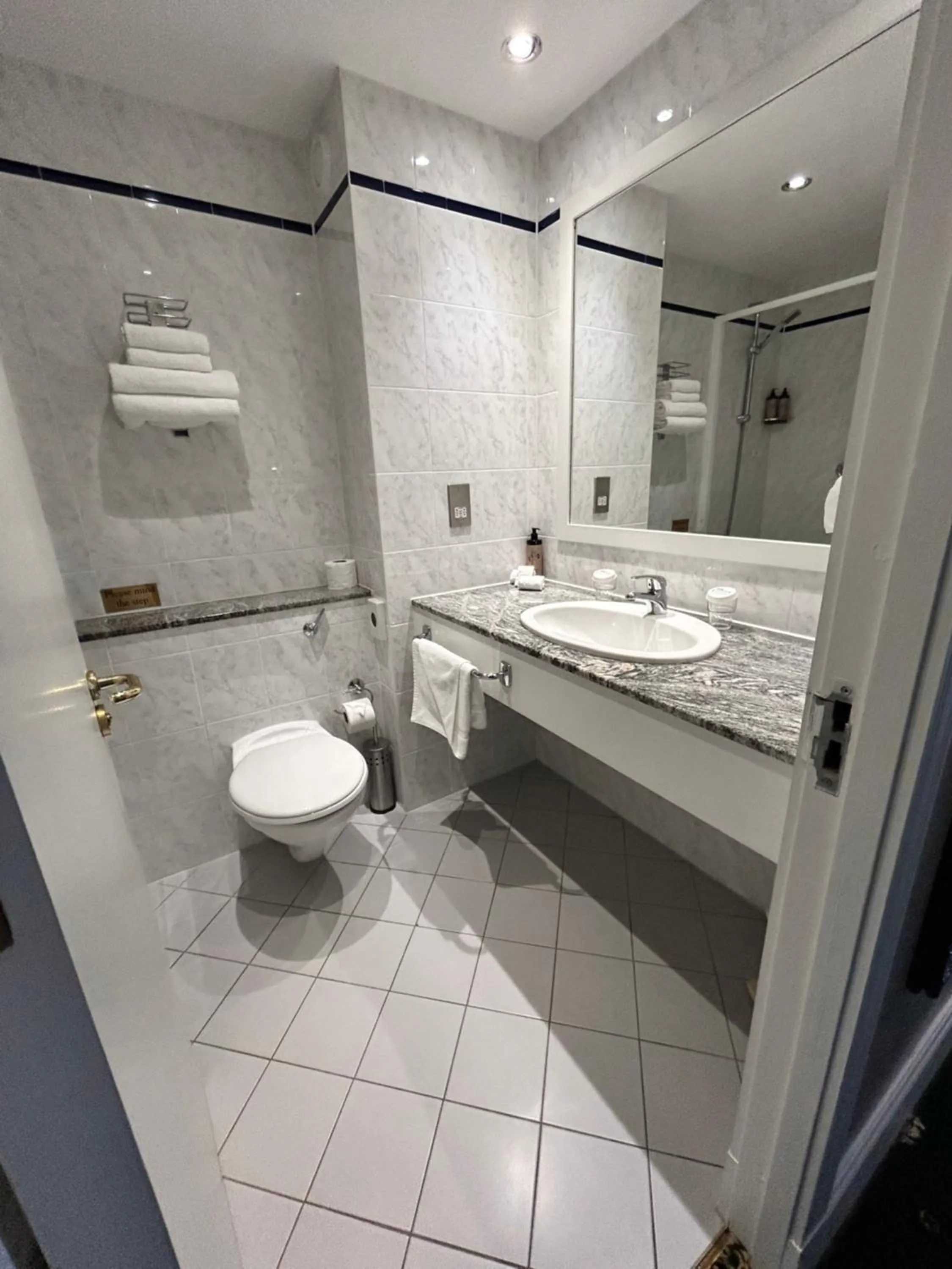 Bathroom in Lakeside Manor Hotel