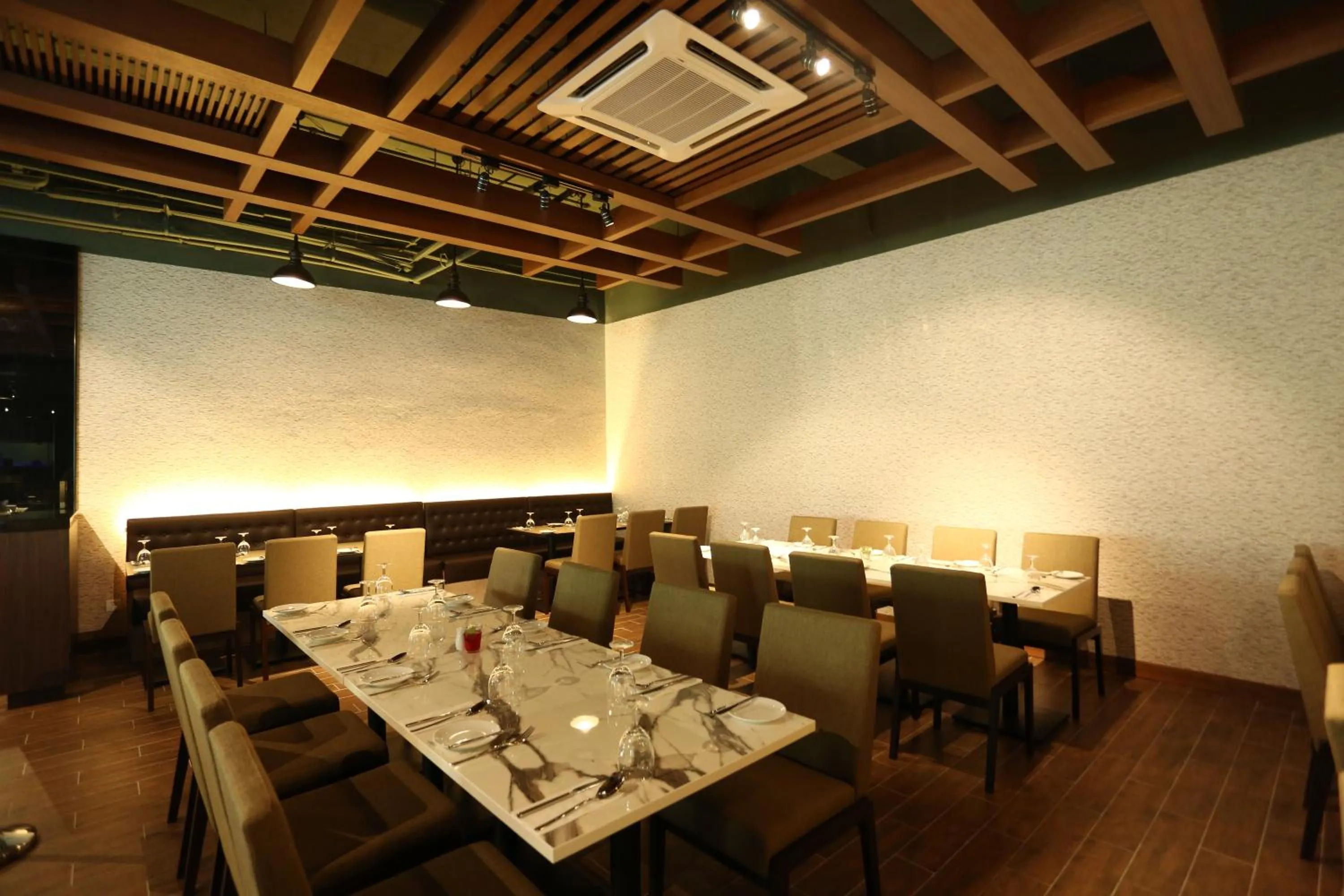 Restaurant/places to eat in Nexus Business Suite Hotel