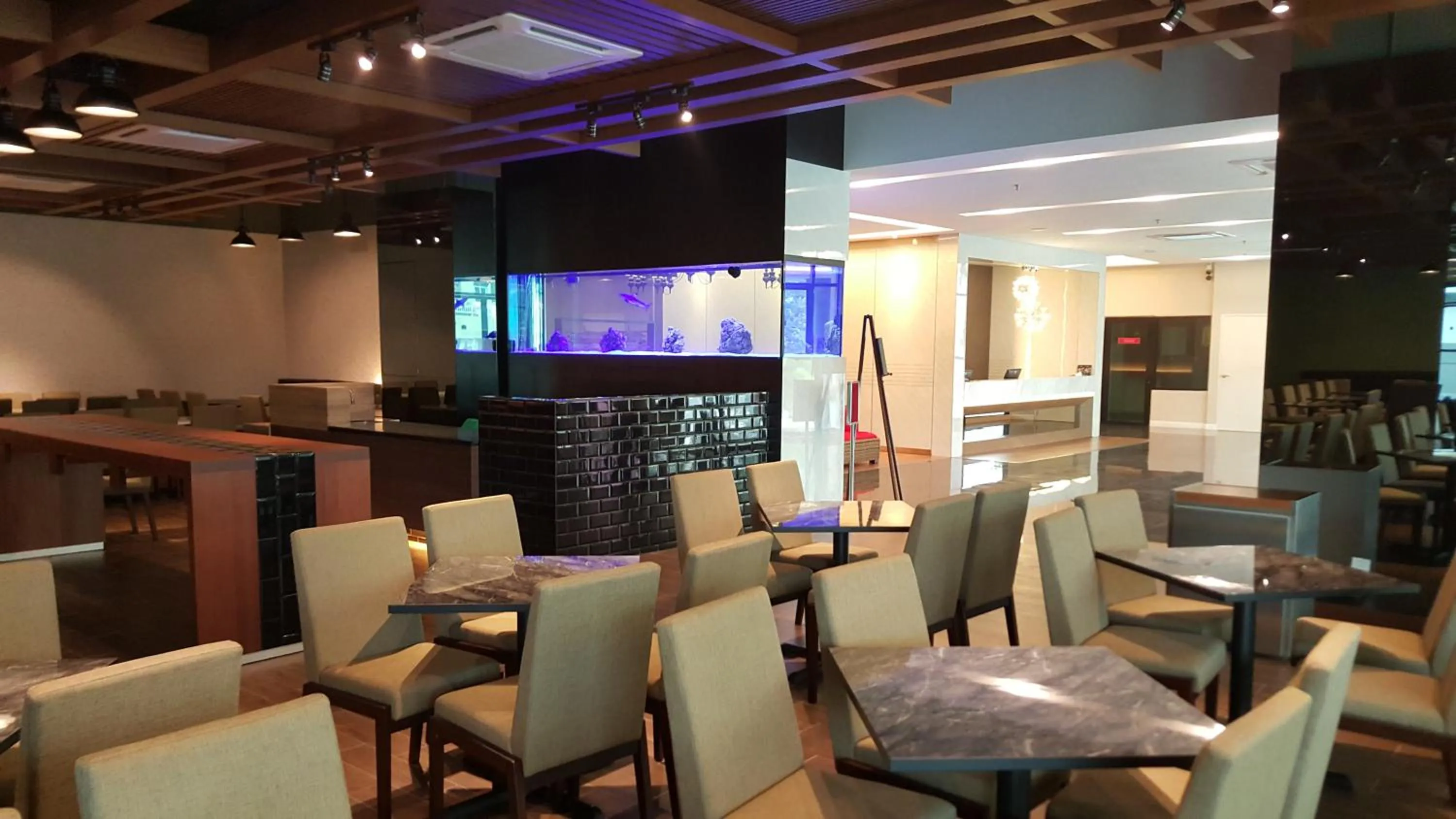 Restaurant/places to eat in Nexus Business Suite Hotel
